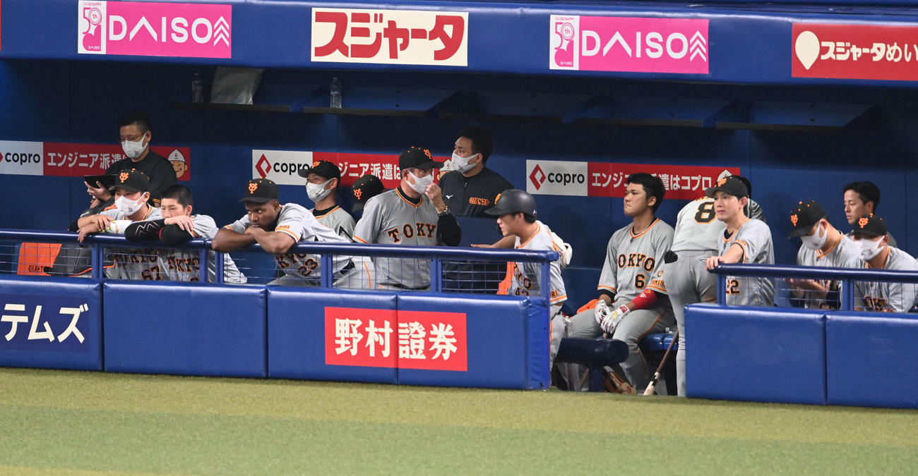 中日対巨人　試合終了、中日に敗れ足早にベンチを引き上げる原監督（中央）（撮影・森本幸一）