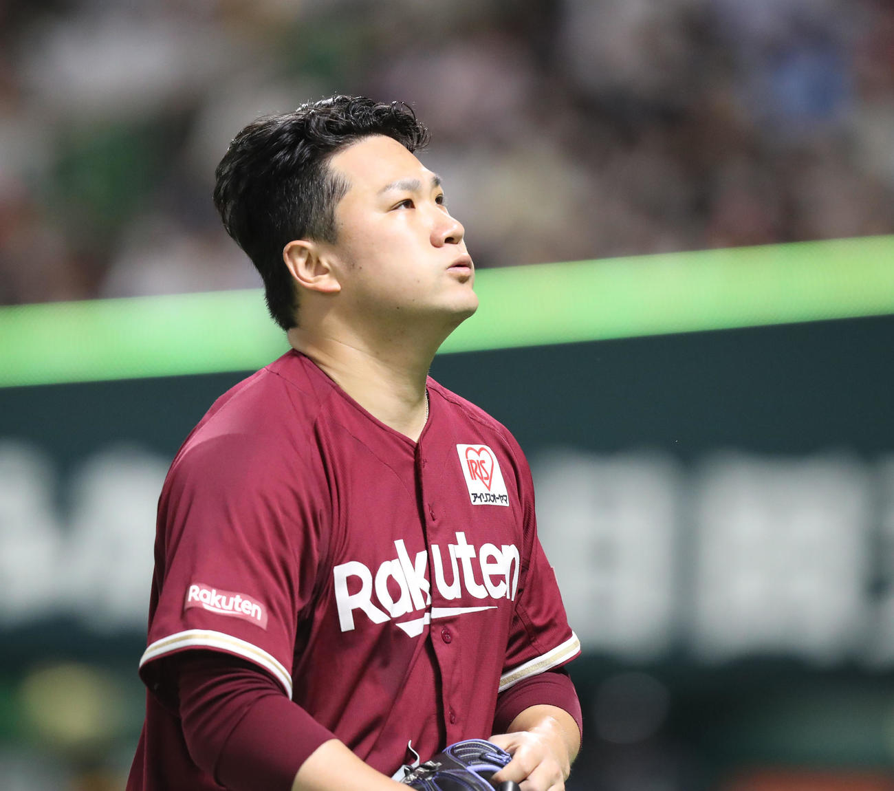 ソフトバンク対楽天　3回裏を投げ終え、悔しげな表情でベンチに戻る田中将（撮影・屋方直哉）