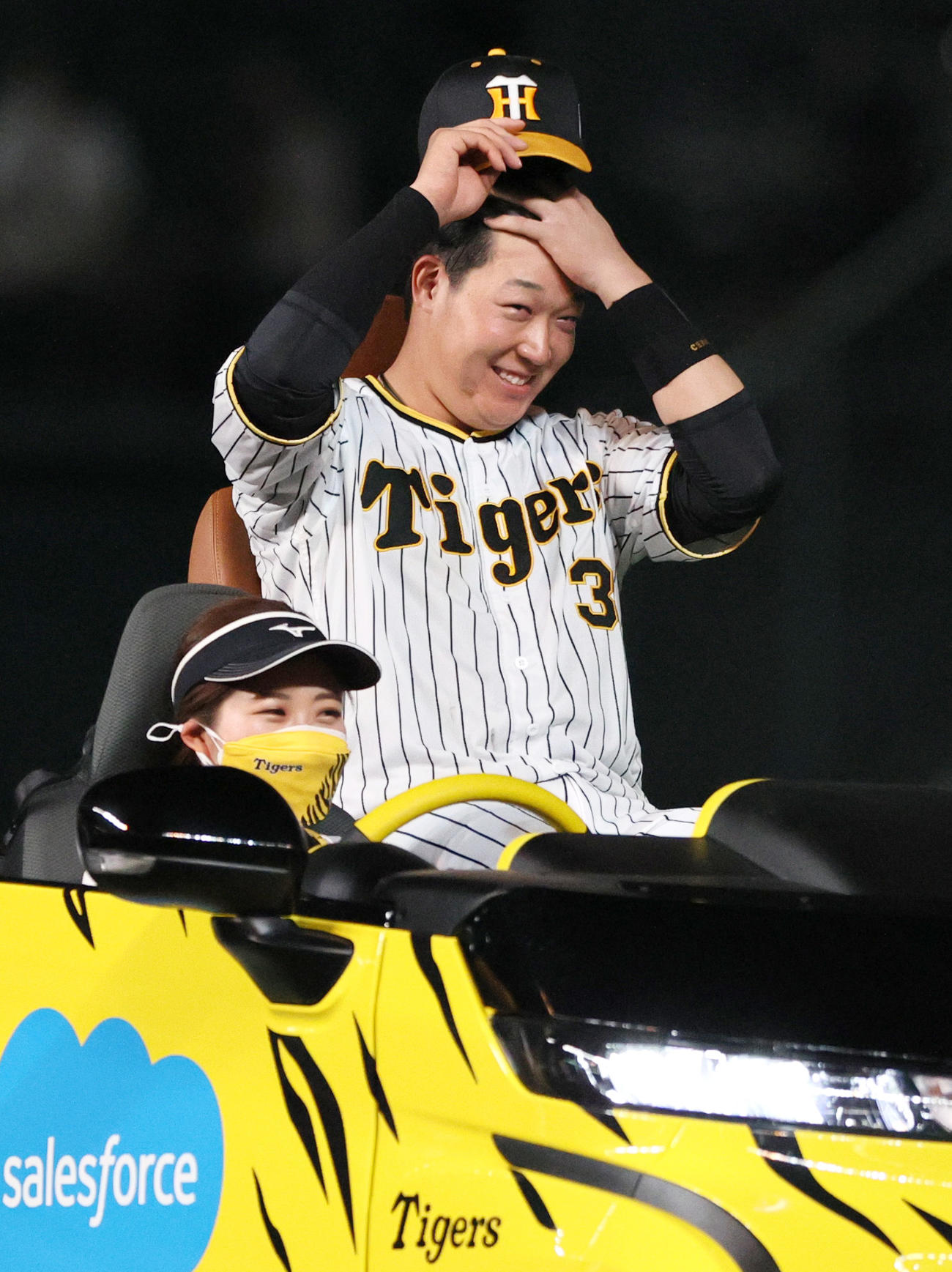 阪神対DeNA　ヒーローの阪神大山（右）はリリーフカーで笑顔を見せる（撮影・上山淳一）