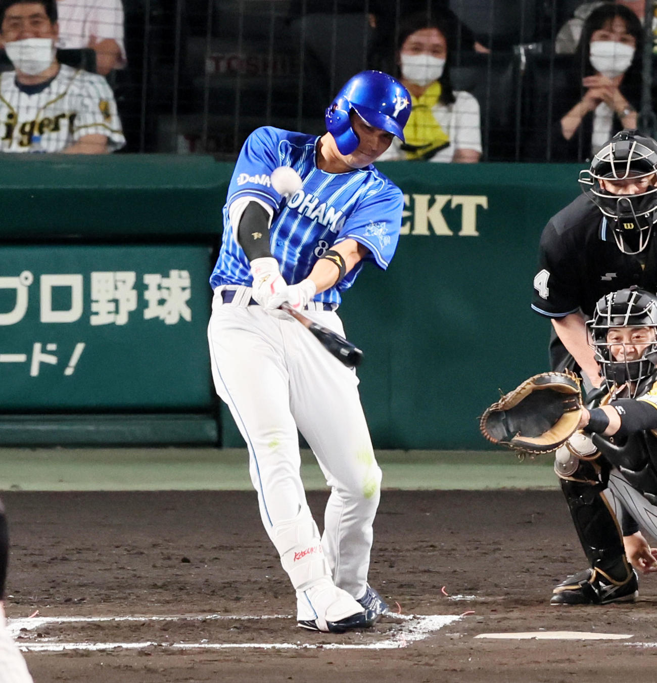 阪神対DeNA 6回表DeNA2死一、二塁、神里は右越え3点本塁打を放つ（撮影・加藤哉）
