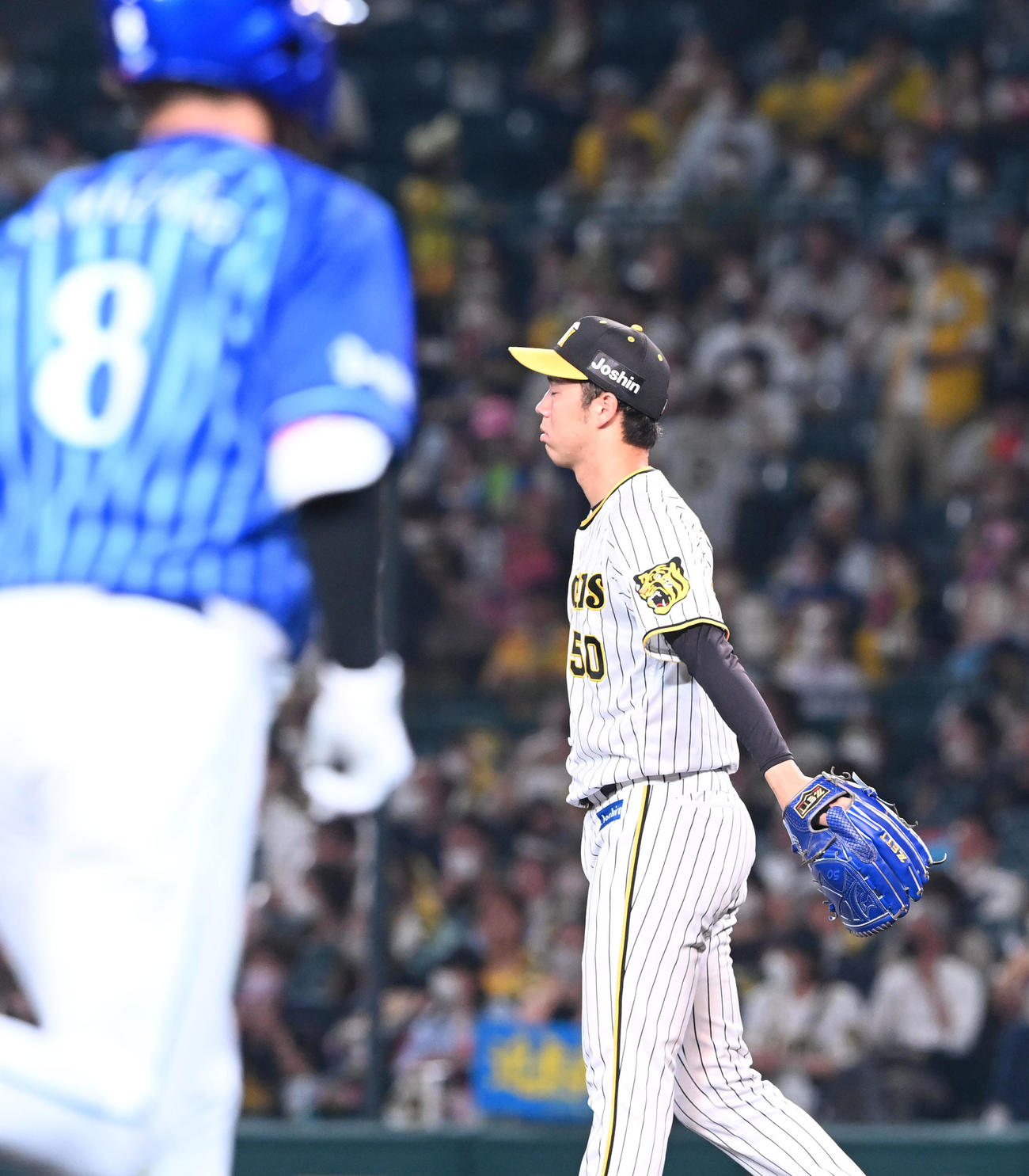 阪神対DeNA 6回表DeNA2死一、二塁、神里に右中間へ3点本塁打を打たれがっくりする青柳（撮影・前岡正明）