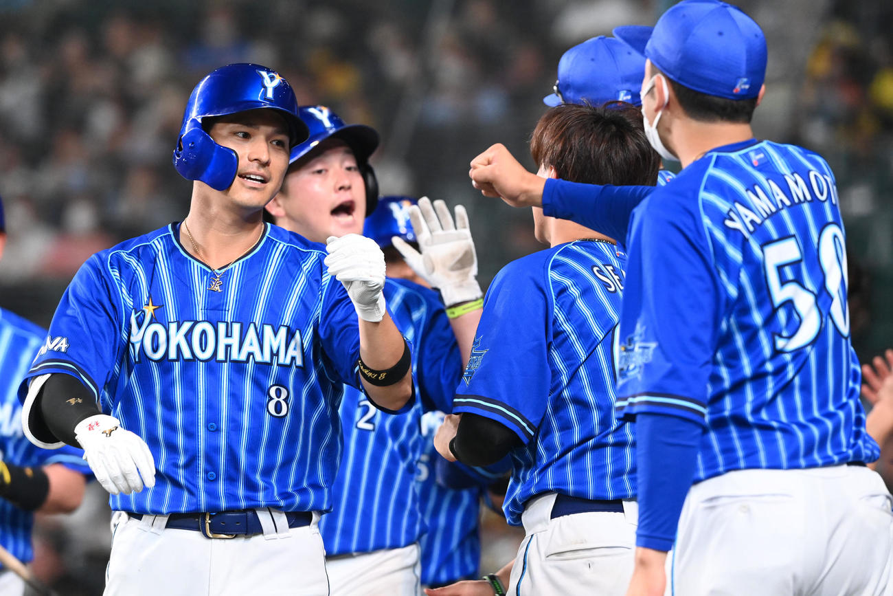 阪神対DeNA 6回表DeNA2死一、二塁、右中間に3点本塁打を放った神里（左）はナインの祝福に笑顔を見せる（撮影・前岡正明）
