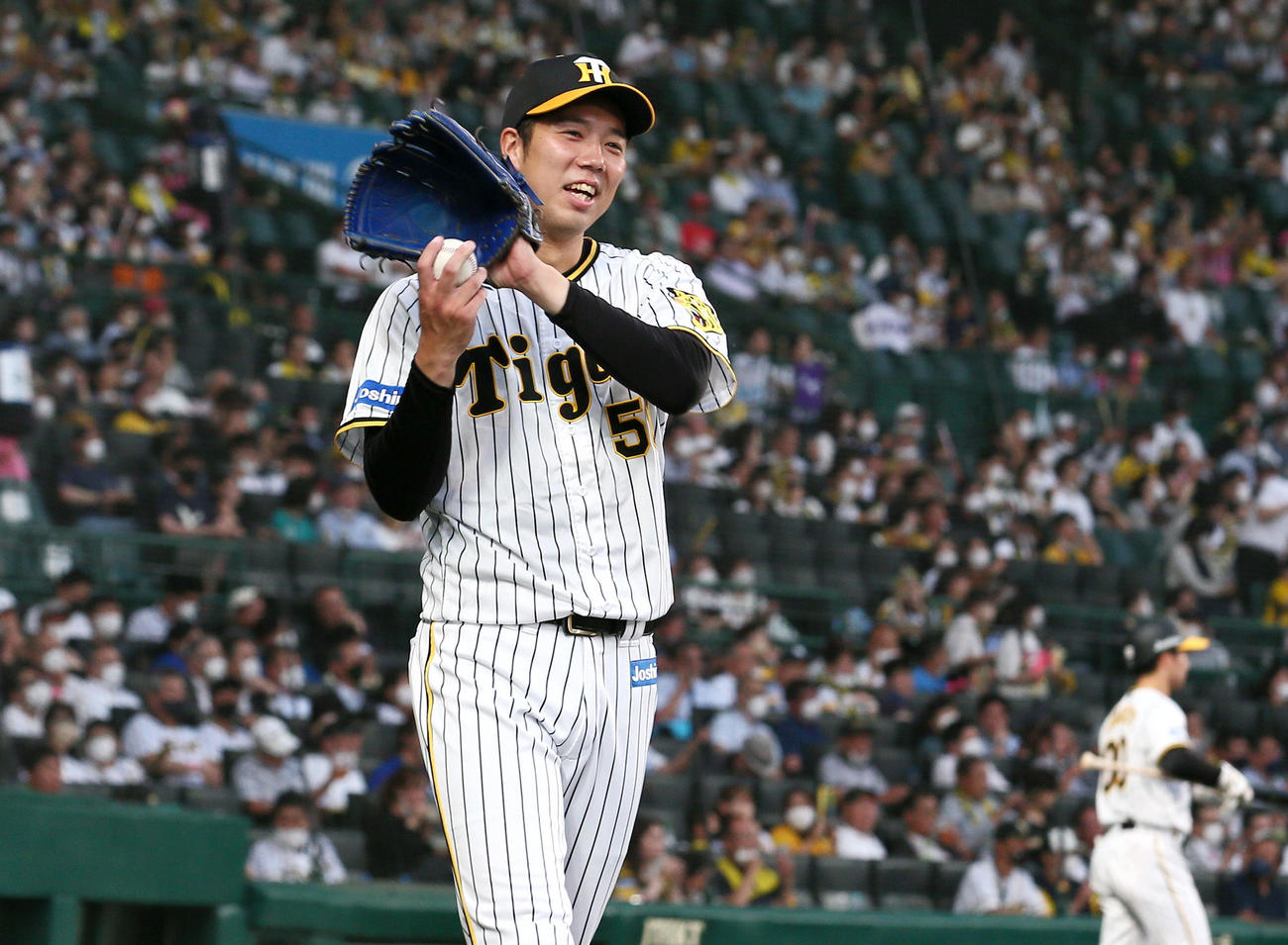 阪神対DeNA 3回裏阪神2死、青柳は大山のソロ本塁打に笑顔を見せる（撮影・上山淳一）
