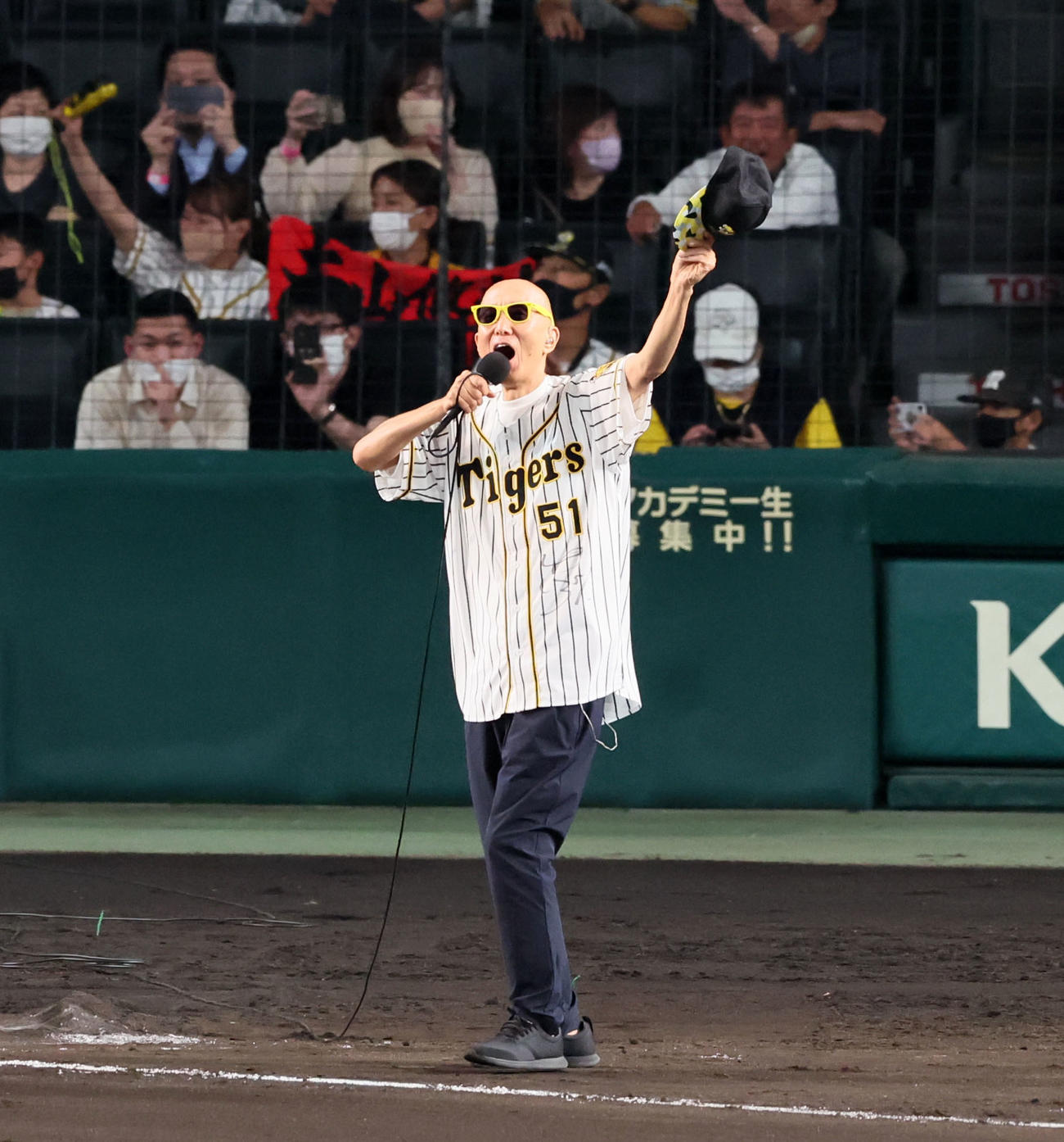 阪神対DeNA DeNAに勝利し六甲おろしを熱唱するサンプラザ中野くん（撮影・加藤哉）