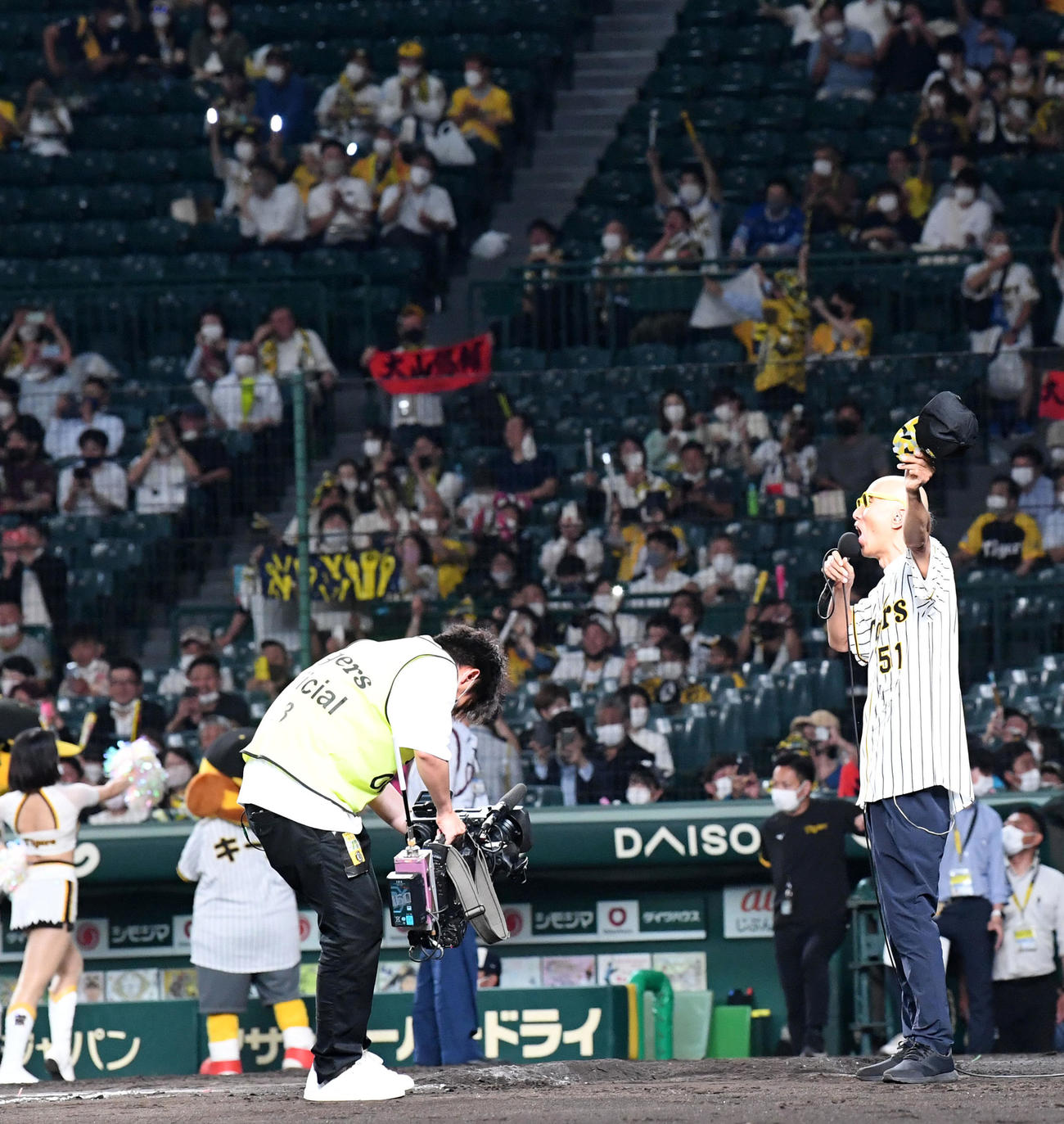 阪神対DeNA DeNAに勝利、六甲おろしを熱唱するサンプラザ中野くん（撮影・前岡正明）