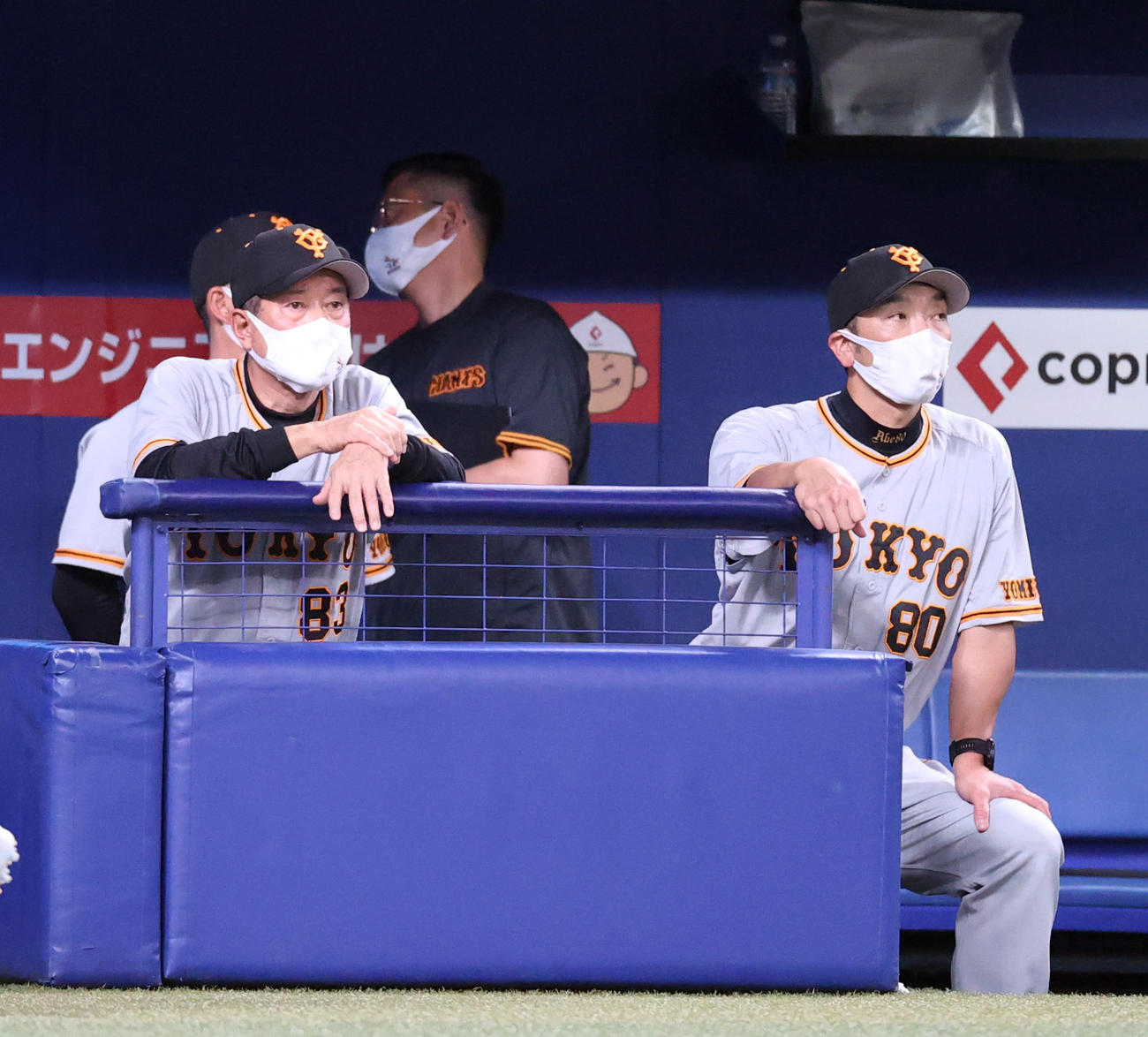 中日対巨人　9回表、厳しい表情の原監督（左）。右は阿部作戦兼ディフェンスチーフコーチ（撮影・狩俣裕三）
