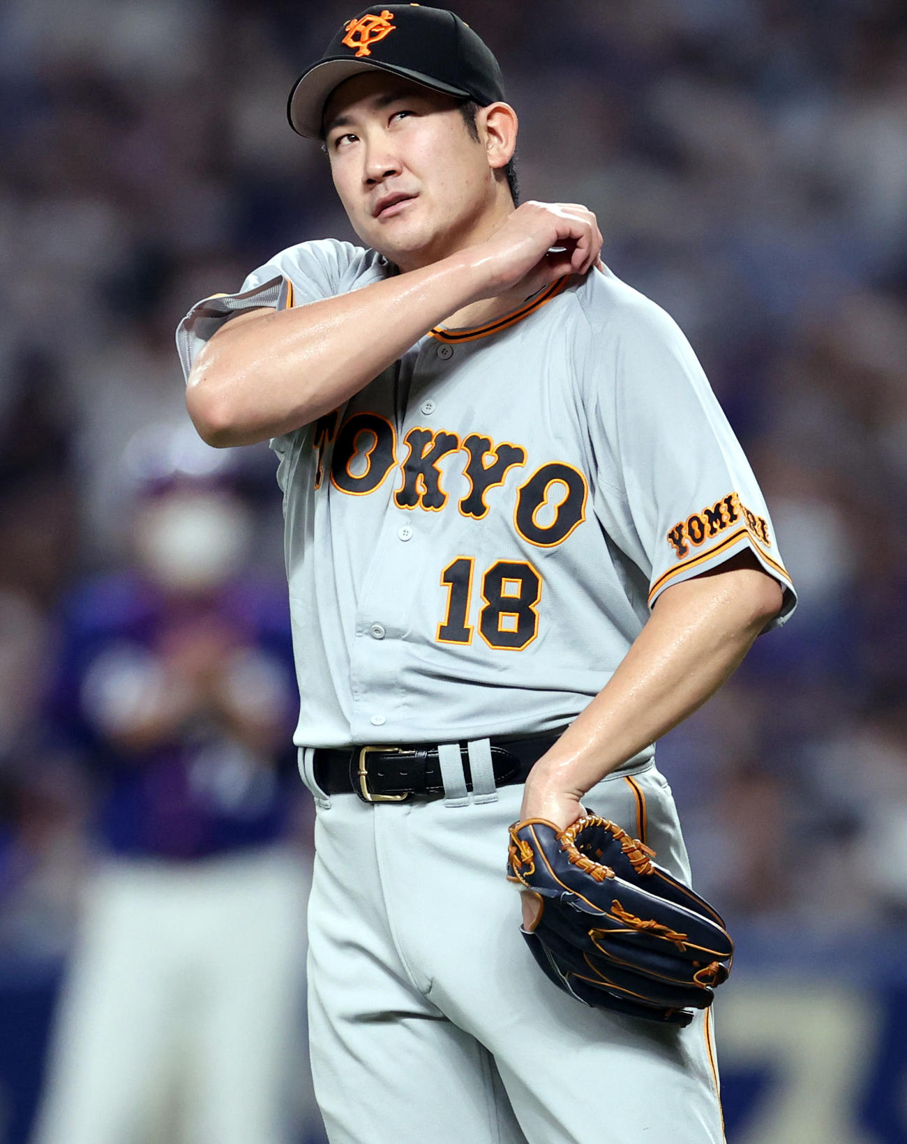 中日対巨人　7回裏、厳しい表情を見せる巨人先発の菅野（撮影・狩俣裕三）
