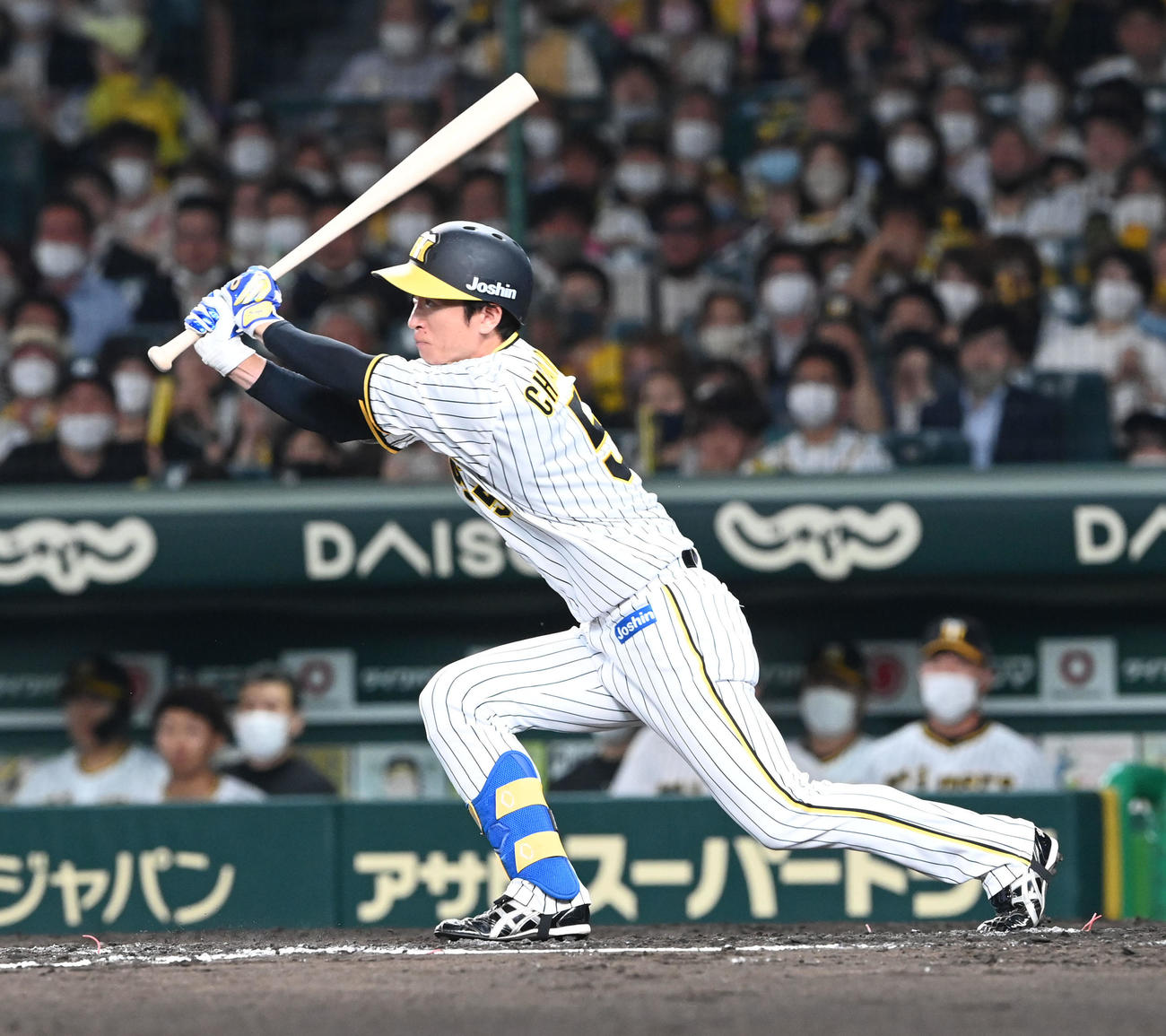 阪神対DeNA 7回裏阪神2死二塁、近本は中前適時打を放つ（撮影・前岡正明）