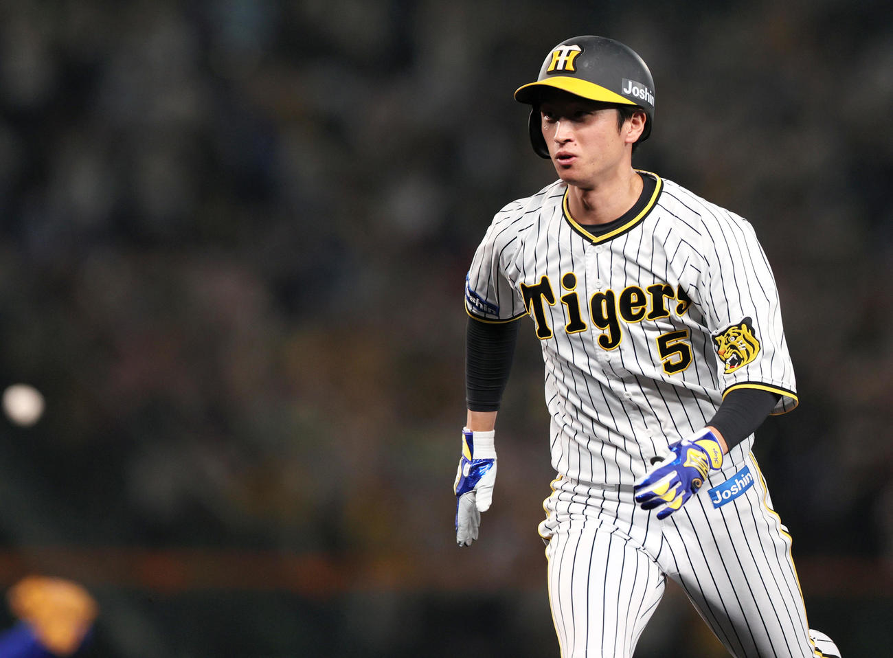 阪神対DeNA 7回裏阪神2死二塁、近本（中央）は中前適時打を放ち走塁妨害にあう（撮影・上山淳一）
