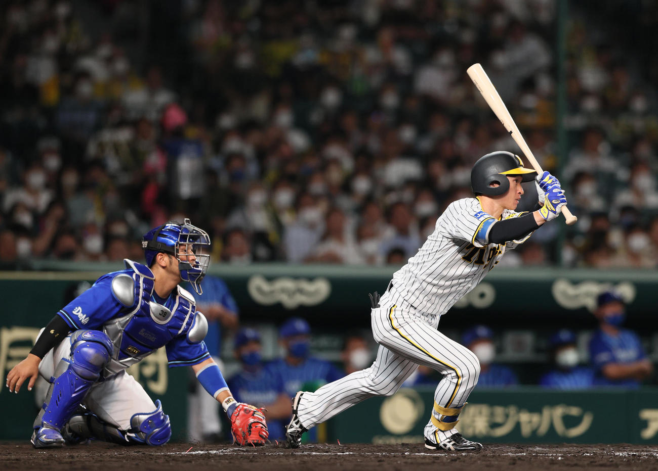 阪神対DeNA 7回裏阪神2死二塁、近本は中前適時打を放つ（撮影・上山淳一）