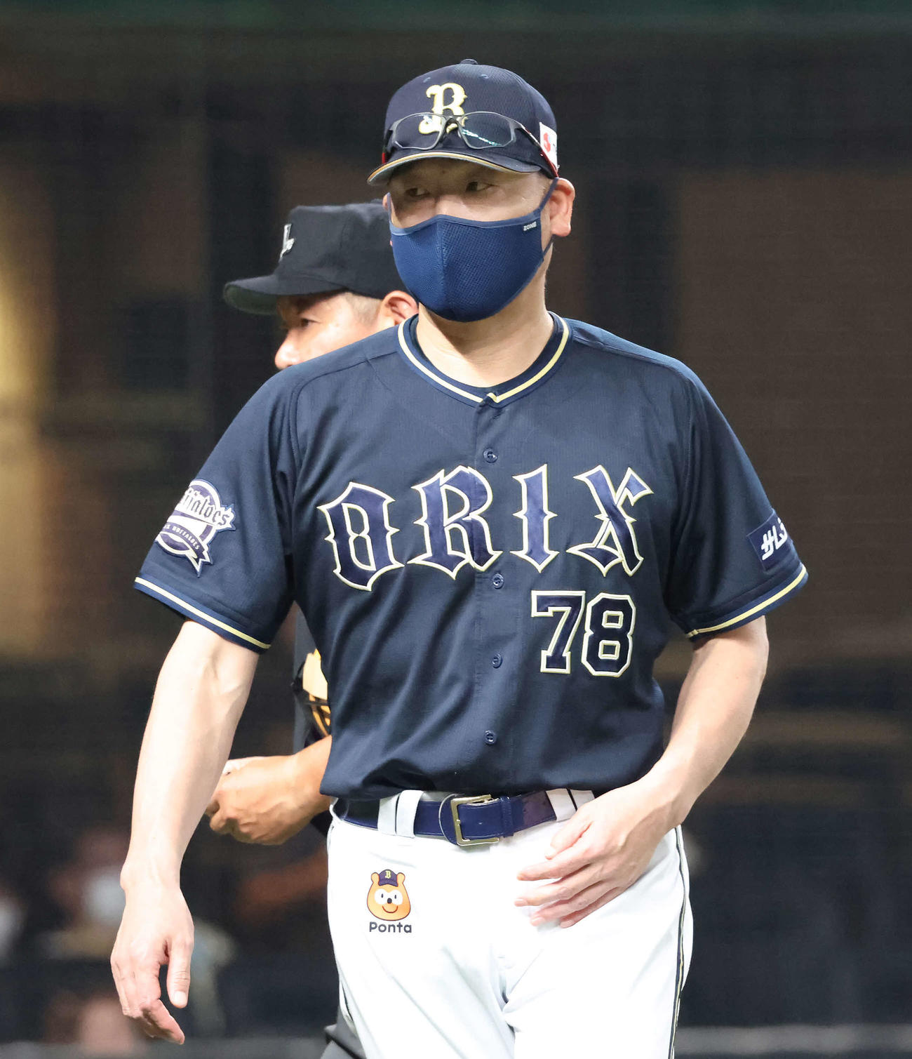 西武対オリックス　6回途中、先発山岡泰輔の交代を告げるオリックス中嶋監督（撮影・丹羽敏通）