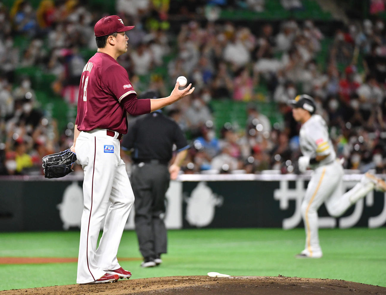ソフトバンク対楽天　1回裏ソフトバンク2死、柳田（右）に先制の右越え本塁打を打たれた田中将（撮影・岩下翔太）
