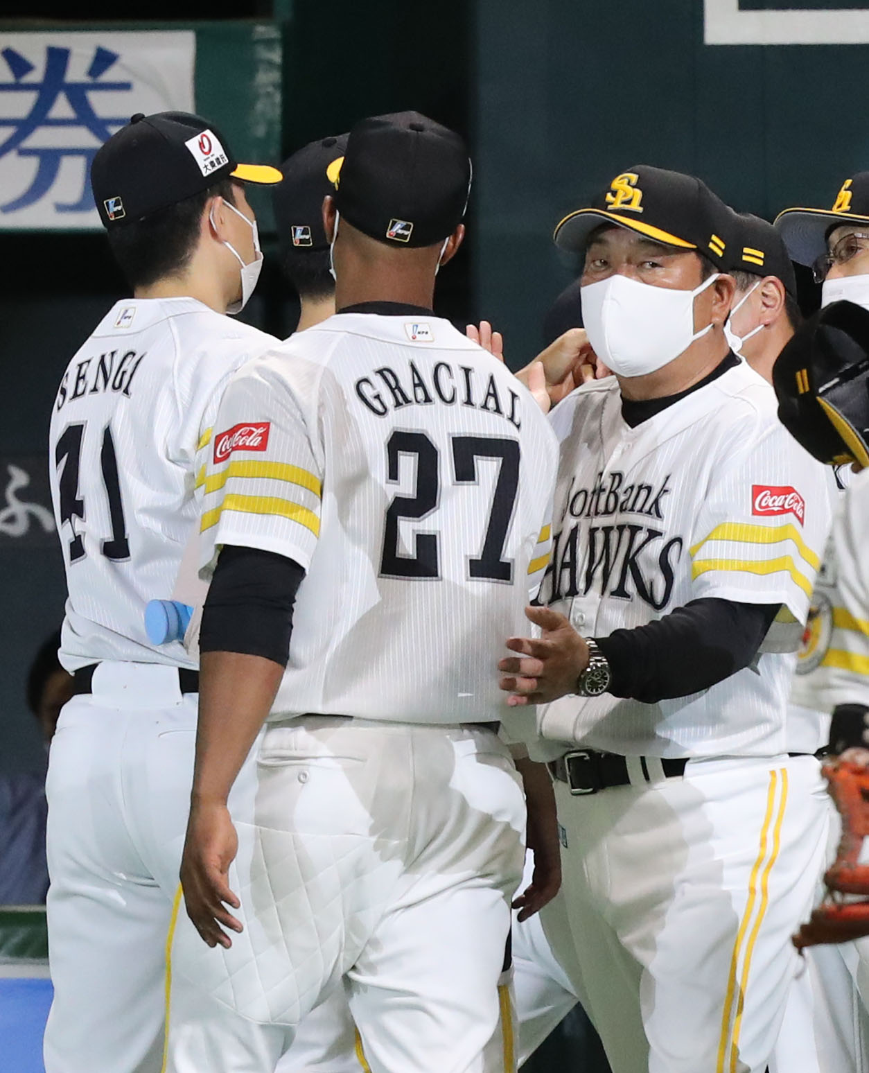 ソフトバンク対楽天　楽天に勝利し、グラシアルの背中をたたく藤本監督（撮影・屋方直哉）
