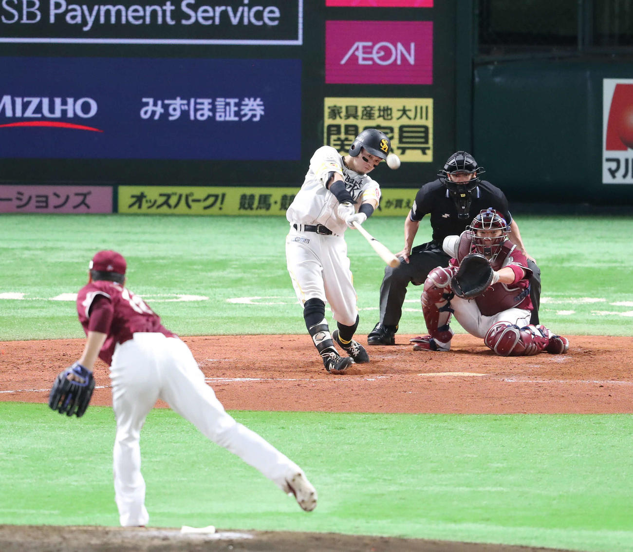 ソフトバンク対楽天　3回裏ソフトバンク1死一、二塁、牧原は右中間に逆転3点本塁打を放つ。投手田中将（撮影・梅根麻紀）