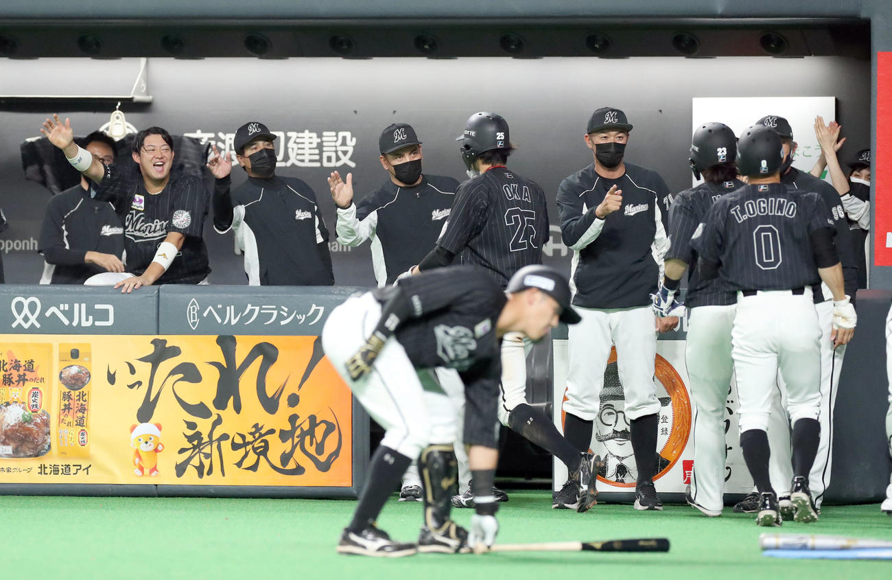 日本ハム対ロッテ　9回表ロッテ2死満塁、中村奨の勝ち越しとなる適時二塁打で生還した岡を出迎える井口監督（中央後方）（撮影・佐藤翔太）