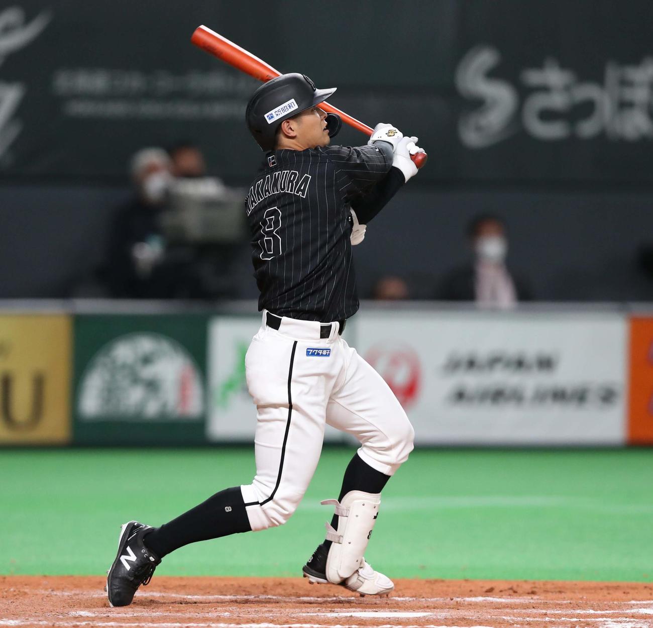 日本ハム対ロッテ　9回表ロッテ2死満塁、走者一掃の左越え二塁打を放つ中村奨（撮影・黒川智章）