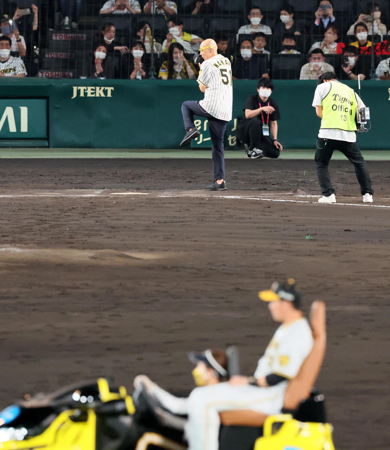 阪神対DeNA DeNAに勝利し六甲おろしを熱唱するサンプラザ中野くん（撮影・加藤哉）