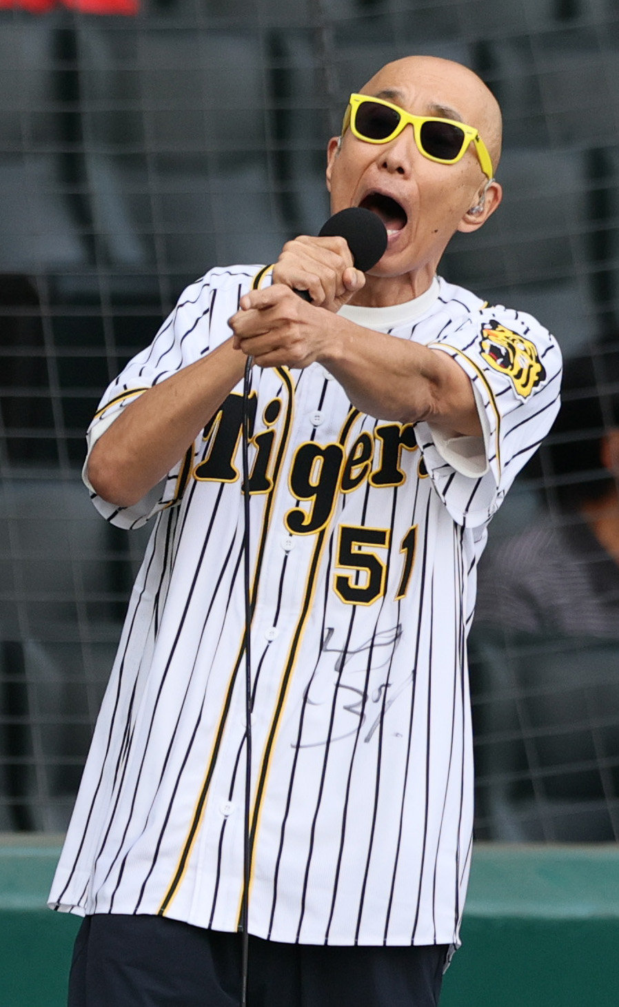 阪神対DeNA　試合前、熱唱するサンプラザ中野くん（撮影・上山淳一）