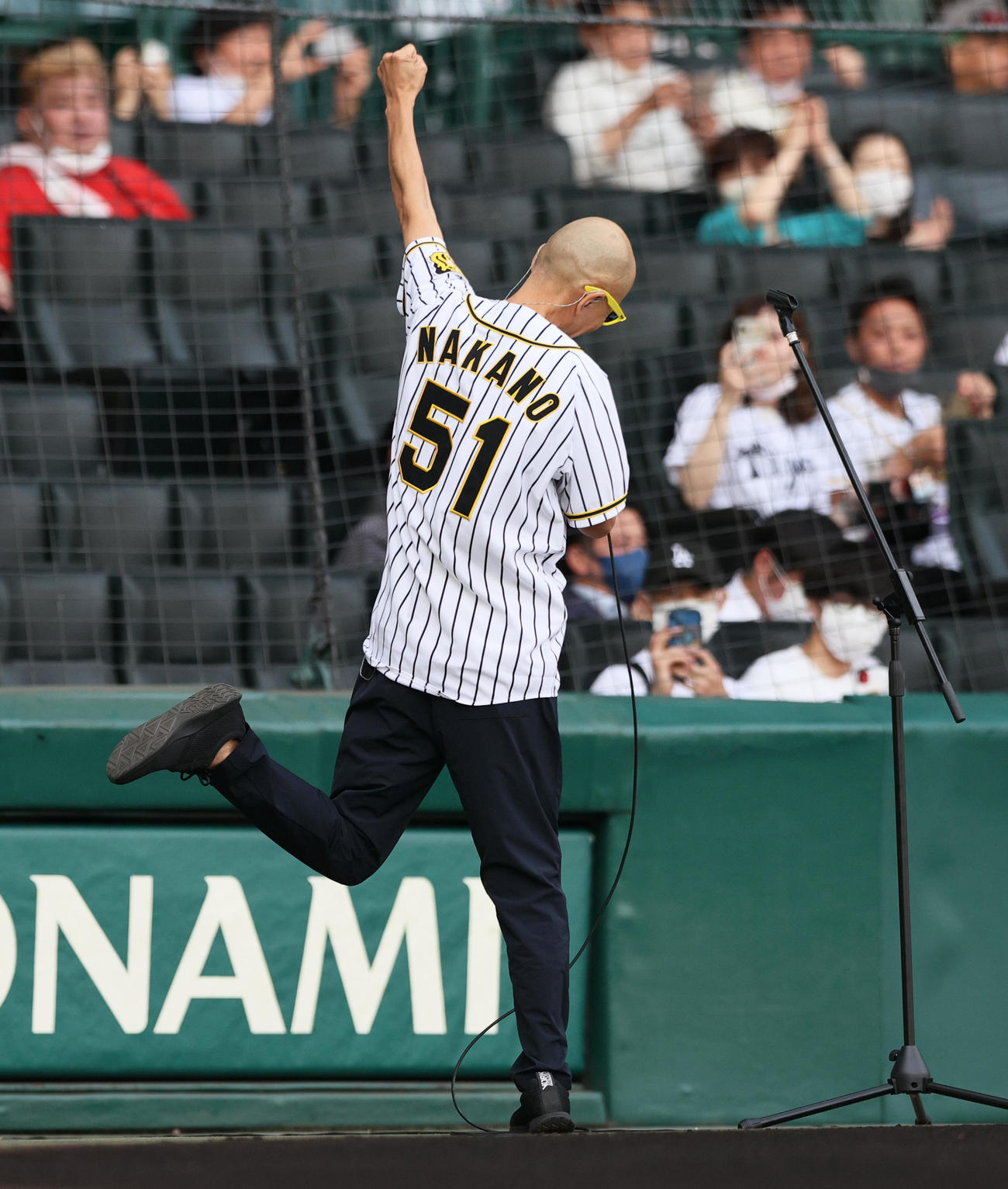 阪神対DeNA　試合前、阪神中野のユニホームを着て球場を盛り上がるサンプラザ中野くん（撮影・上山淳一）