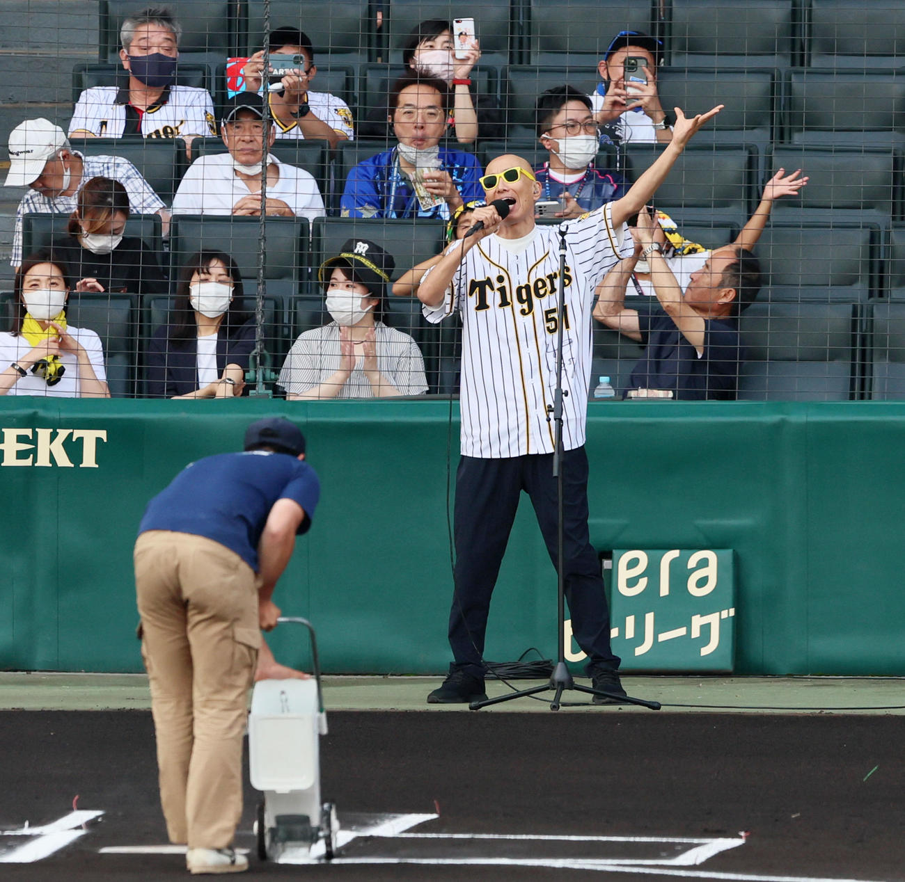 阪神対DeNA　試合前、ミニライブを行ったサンプラザ中野くん（撮影・加藤哉）