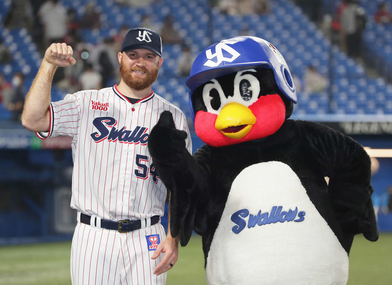ヤクルト対広島つば九郎とポーズを決めるヤクルトのサイスニード（撮影・足立雅史）