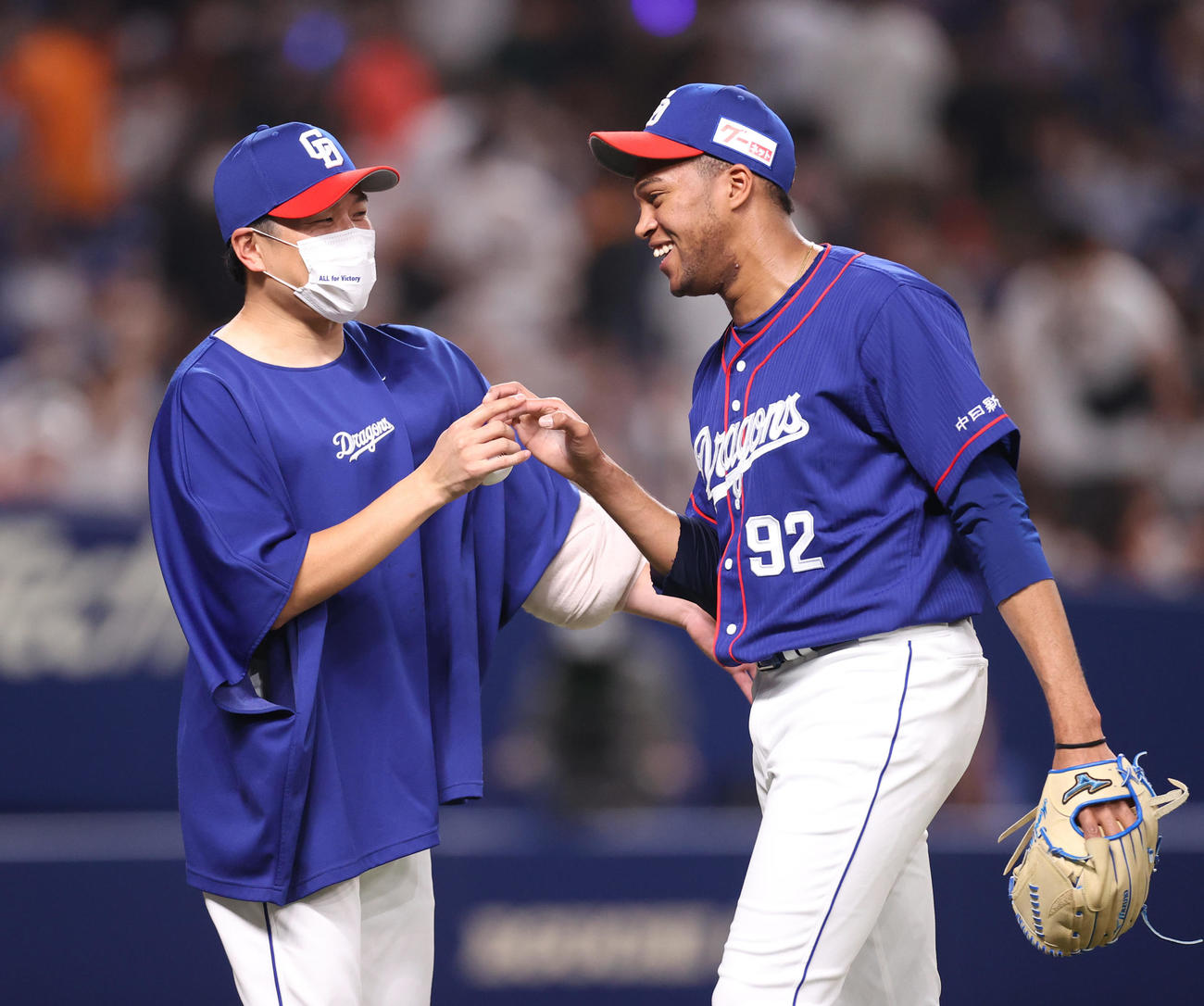 中日対巨人　試合後、R・マルティネス（右）から勝利球をもらう大野雄（撮影・狩俣裕三）
