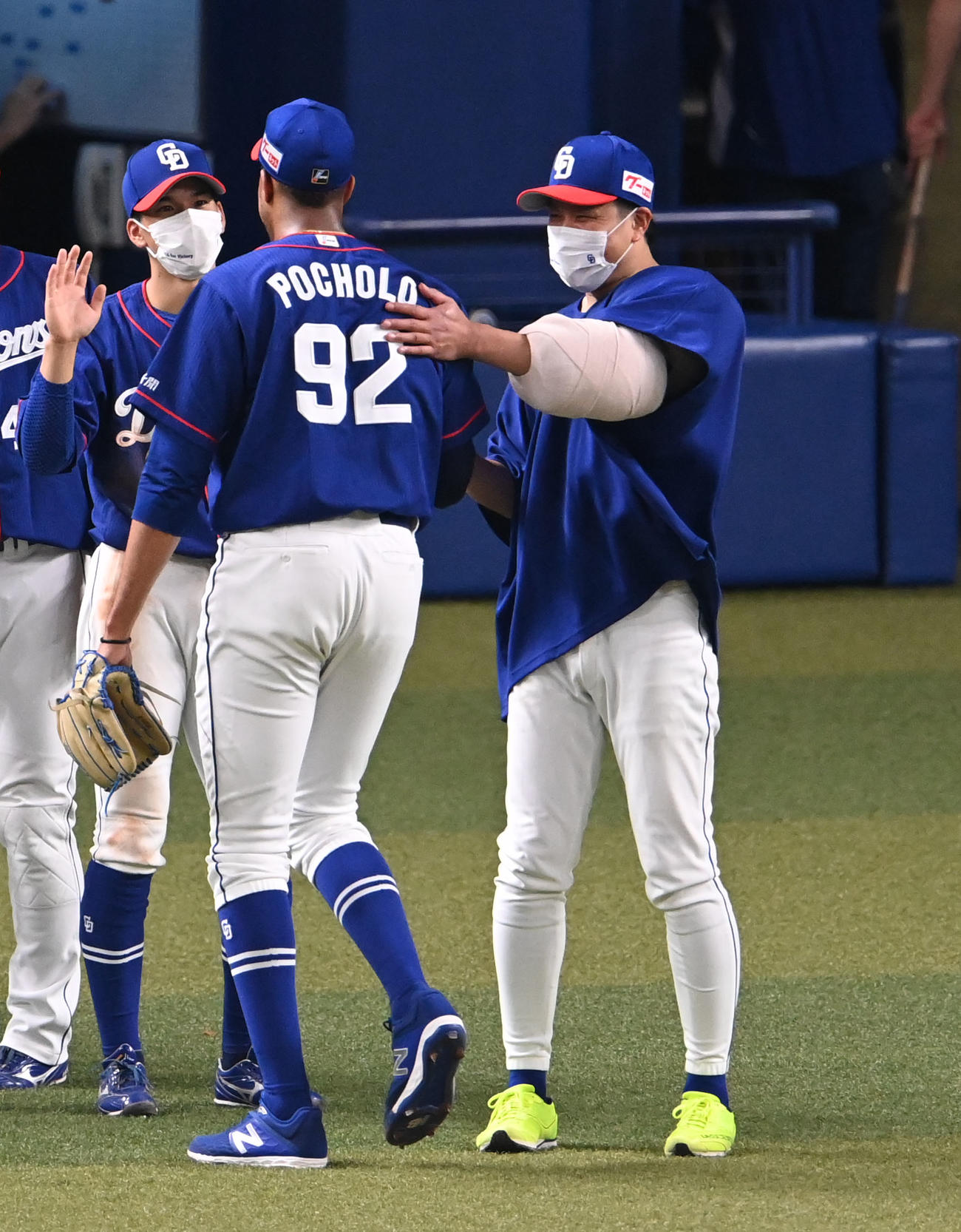 中日対巨人　試合終了、R・マルティネスを迎える大野雄大（右）（撮影・森本幸一）