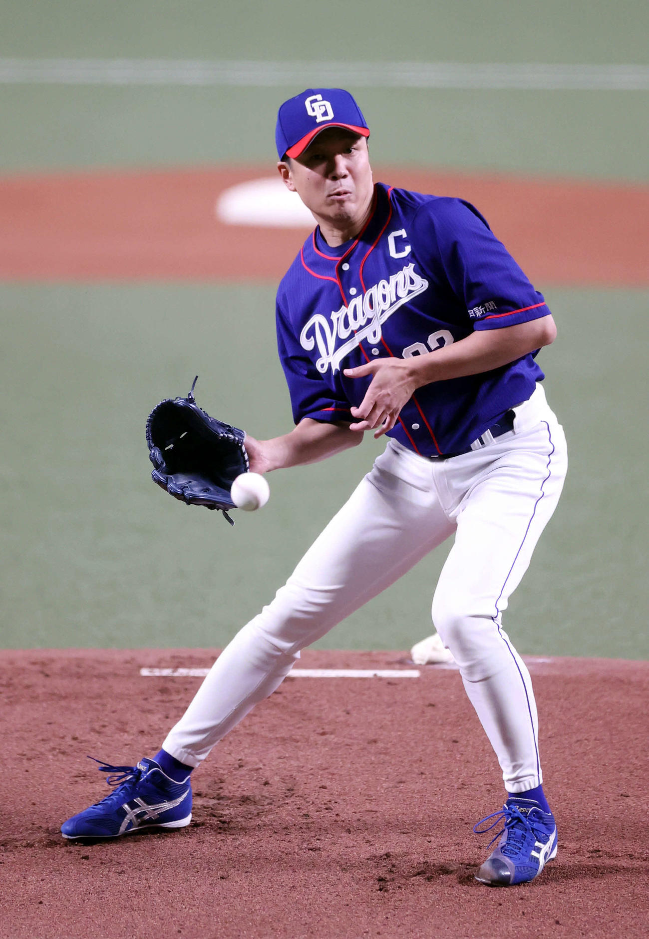 中日対巨人　1回表巨人無死、丸の投ゴロを好捕する大野雄（撮影・狩俣裕三）