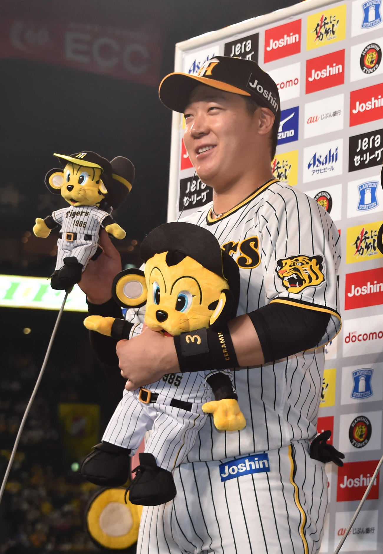 阪神対DeNA　ヒーローインタビューに答える大山（代表撮影）