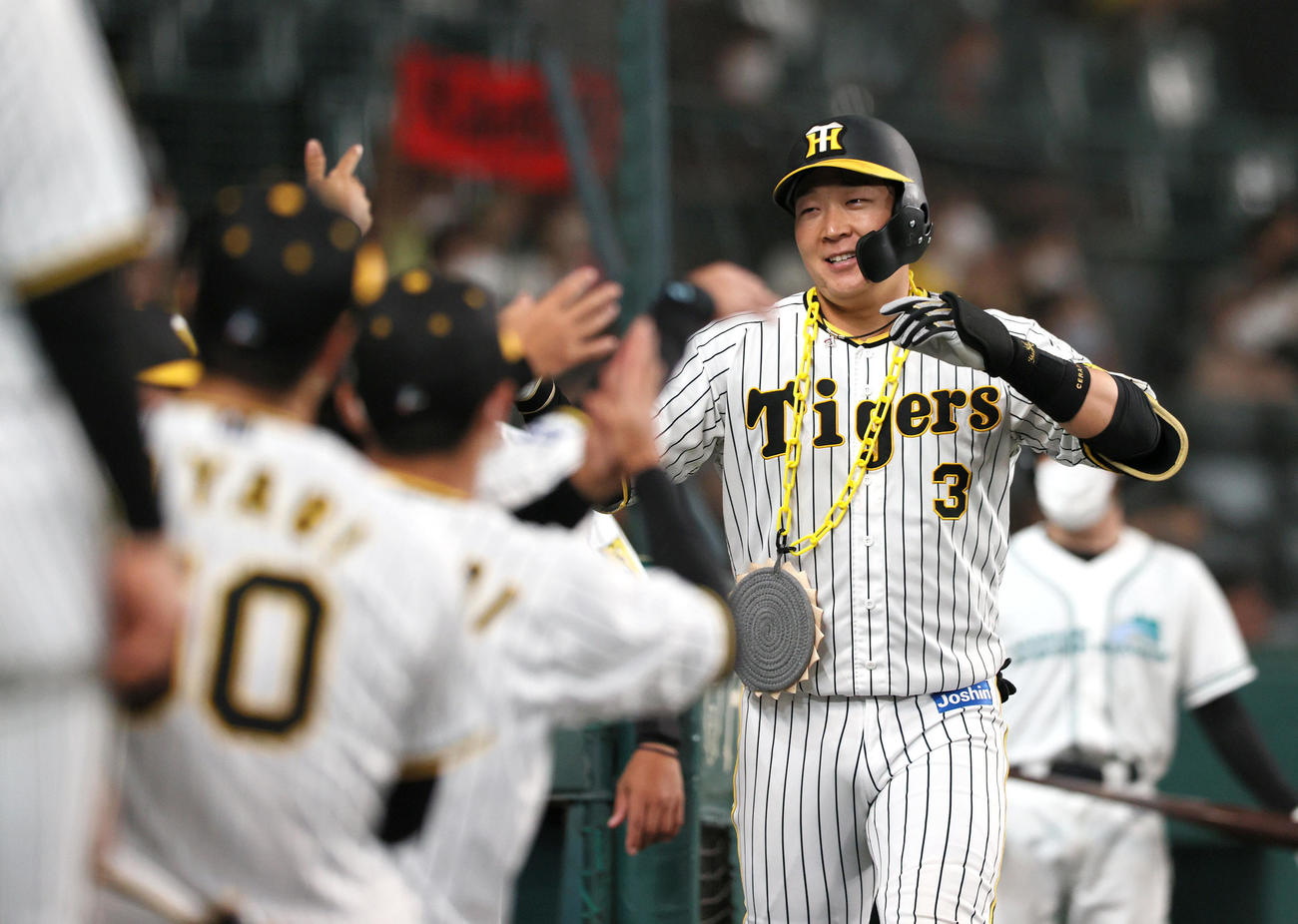 阪神対DeNA 6回裏阪神無死、大山（右）は左越えソロ本塁打を放ちナインの祝福を受ける（撮影・上山淳一）