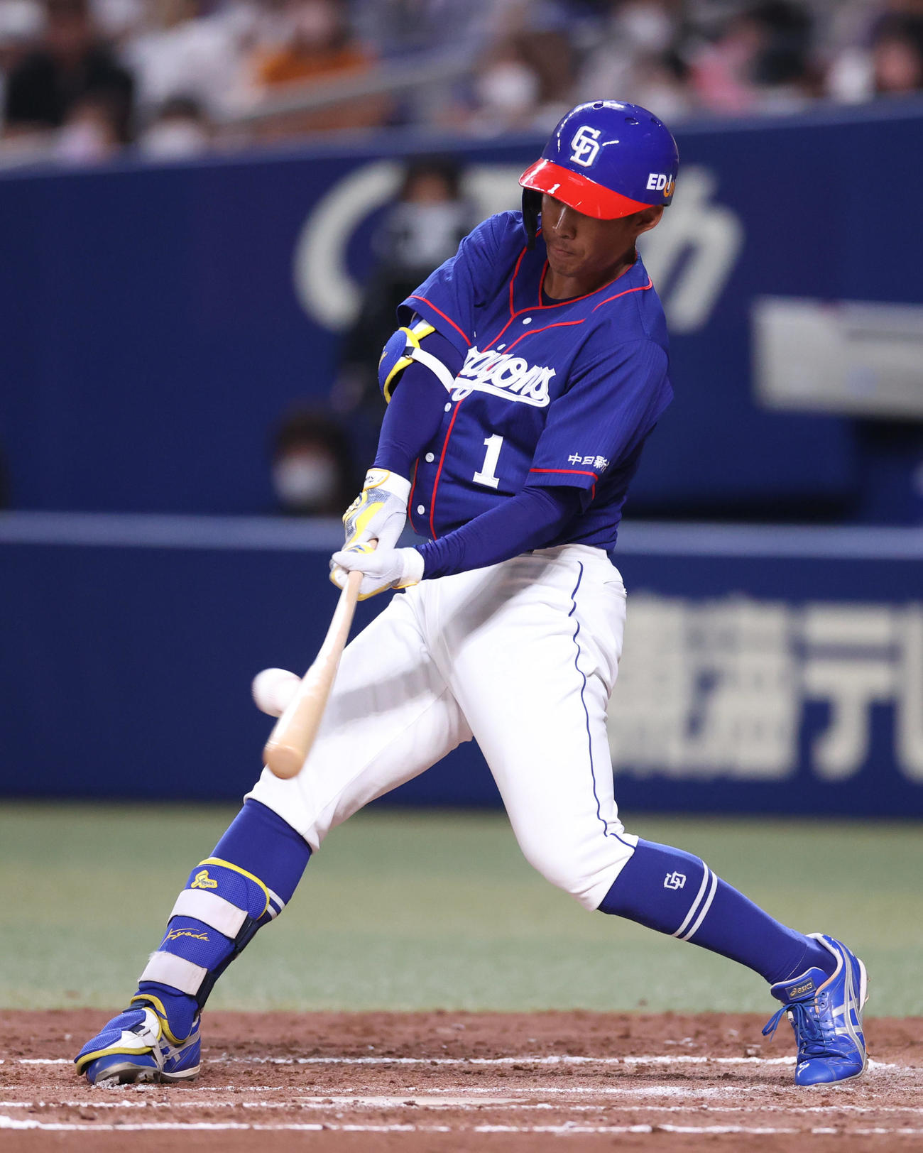中日対巨人　5回裏中日2死、右前打を放つ京田（撮影・狩俣裕三）