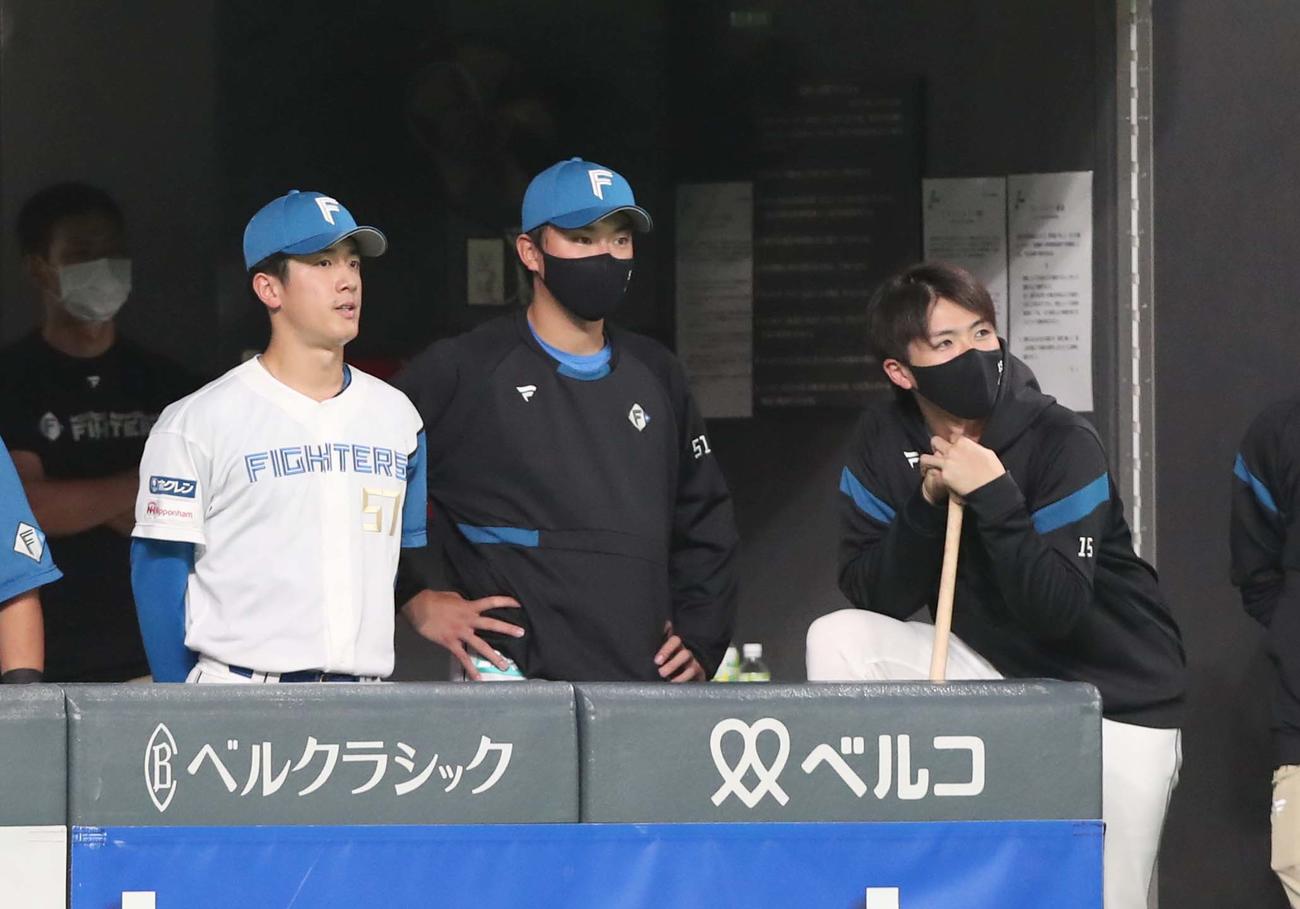 日本ハム対ロッテ　9回表ロッテに逆転され試合を見守る、左から北山、石川直、上沢（撮影・黒川智章）