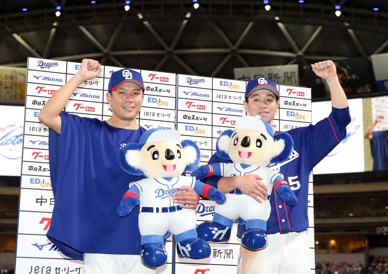 中日対巨人　ヒーローインタビュー後、ガッツポーズで記念撮影する大野雄（左）と阿部（撮影・狩俣裕三）