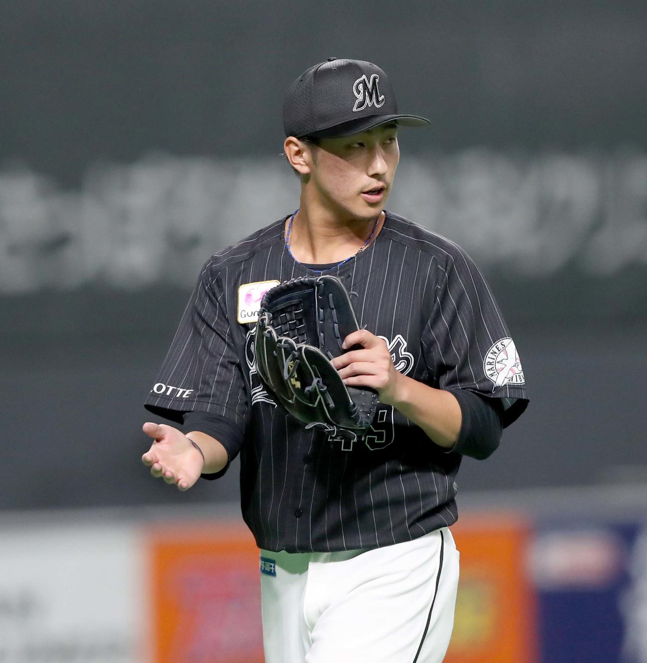 日本ハム対ロッテ　8回裏、無失点に抑えグラブをたたく本前（撮影・黒川智章）