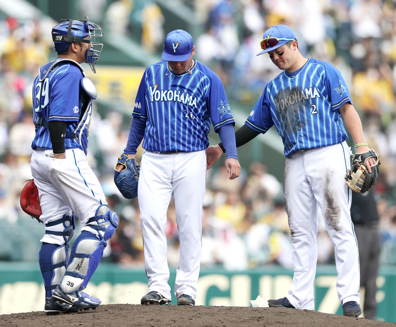 阪神対DeNA 5回裏阪神2死一塁、浜口（中央）は中野に四球を出し降板となる（撮影・上山淳一）