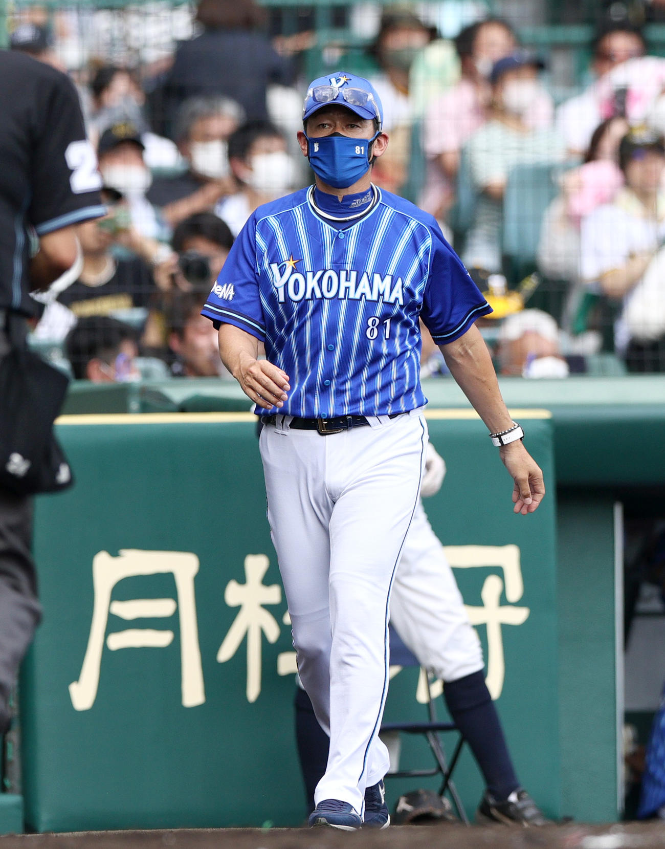 阪神対DeNA 5回裏阪神2死一塁、打者中野に四球を出した所で浜口を交代させるDeNA三浦監督（撮影・上山淳一）