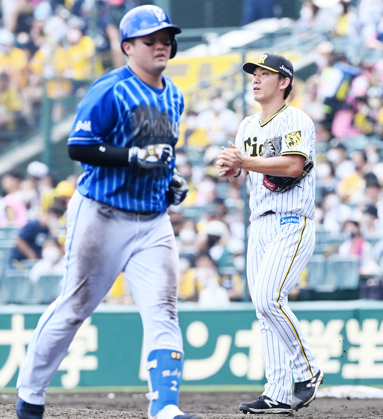 阪神対DeNA 7回表DeNA1死、牧（左）を右飛に打ち取った伊藤将（撮影・前岡正明）