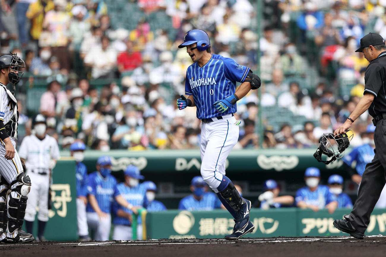 阪神対DeNA 1回表DeNA1死、大田は先制の左越え本塁打を放ちダイヤモンドを1周する（撮影・上山淳一）