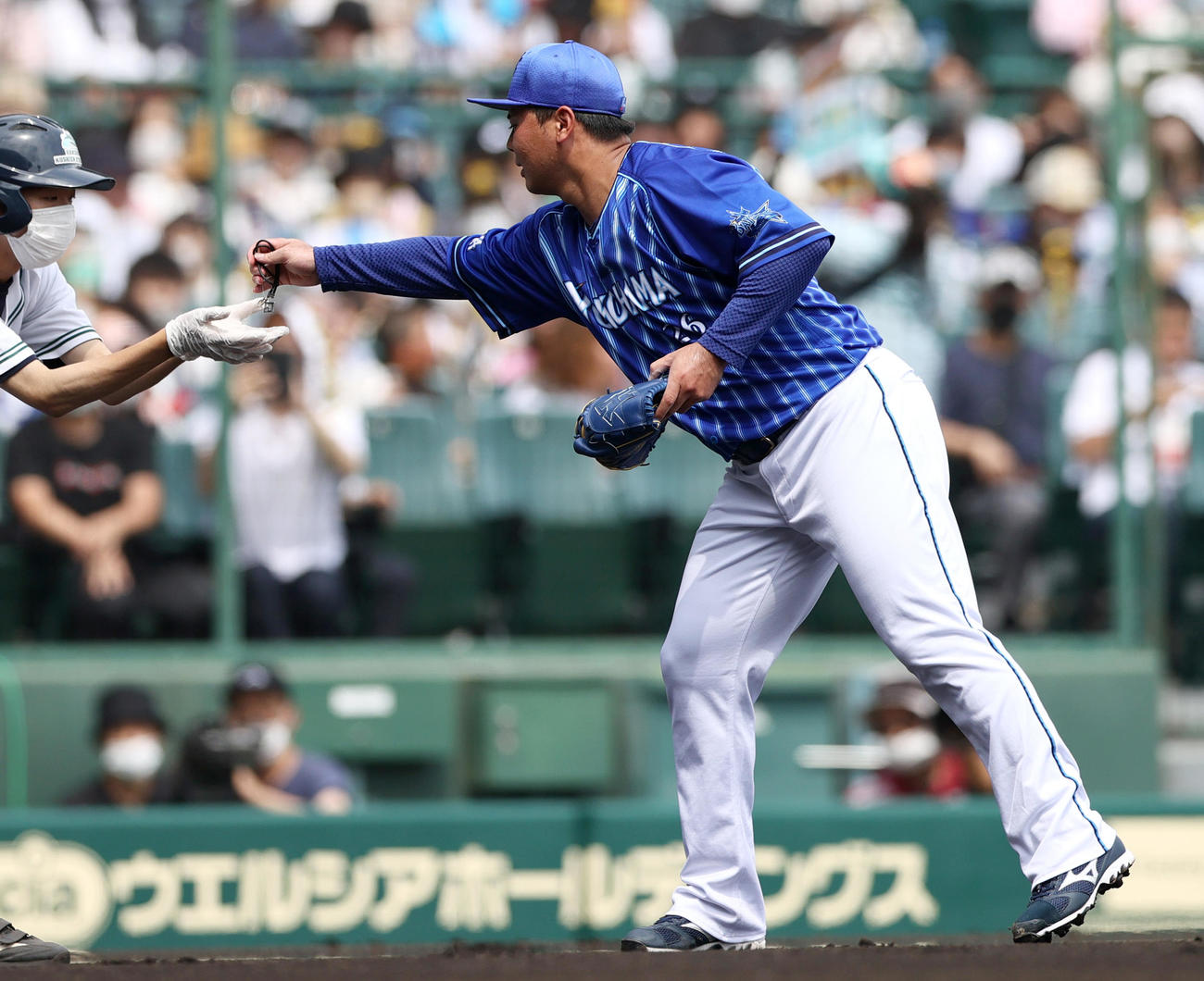 阪神対DeNA 1回裏阪神無死、浜口遥大（右）は中野拓夢に四球を出した後、ネックレスが壊れボールボーイに渡す（撮影・上山淳一）