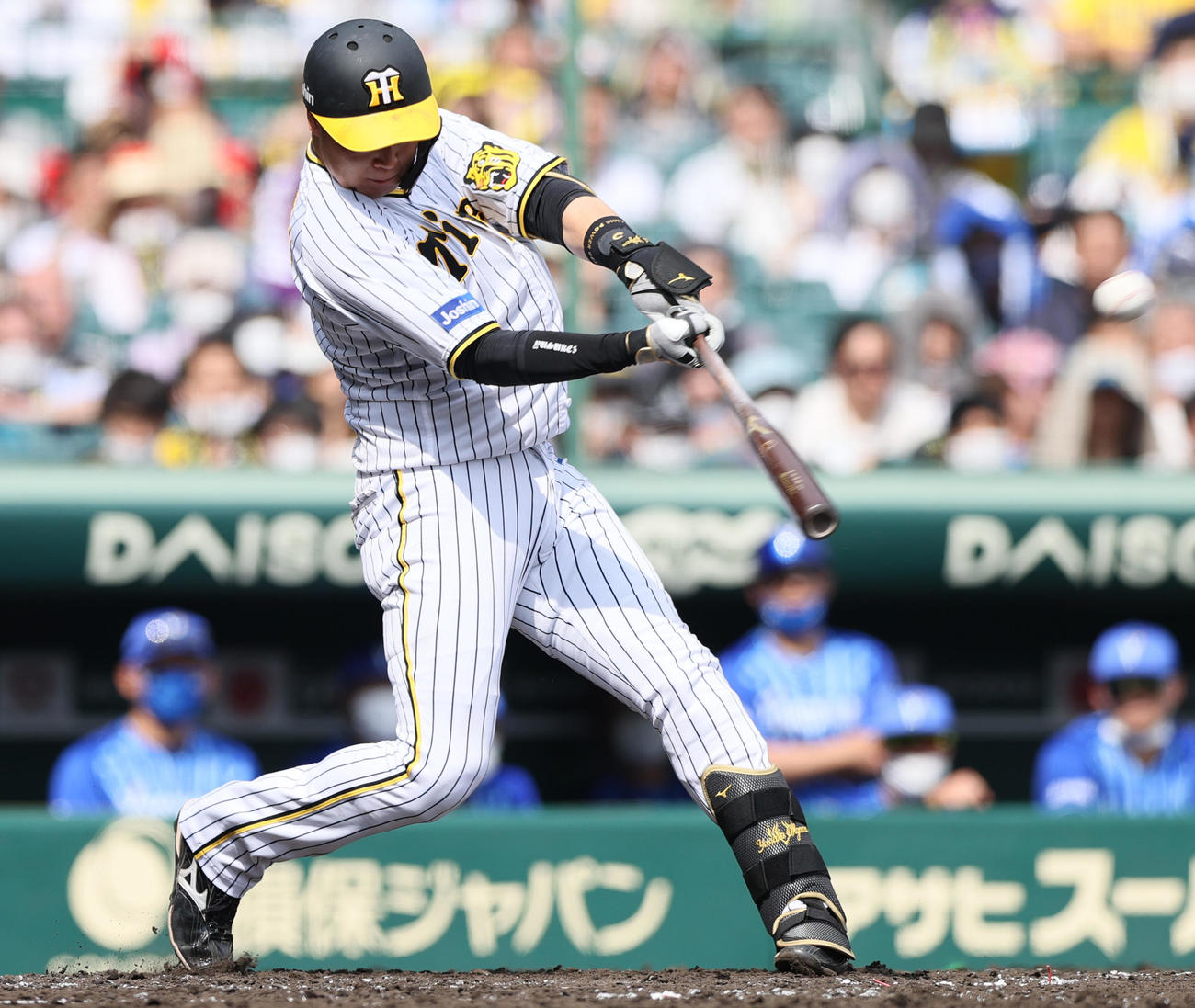 阪神対DeNA 3回裏阪神2死一塁、大山は中越え2点本塁打を放つ（撮影・上山淳一）
