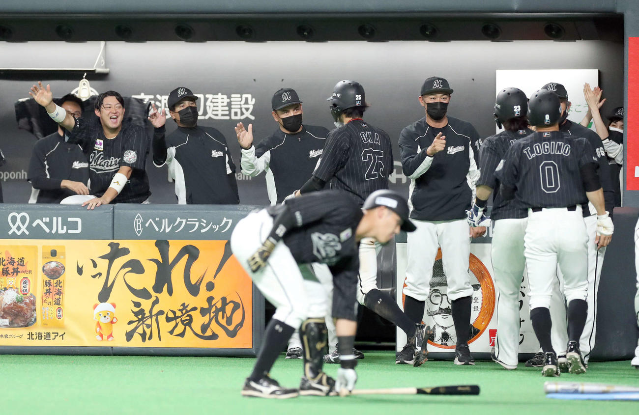 日本ハム対ロッテ　9回表ロッテ2死満塁、中村奨の勝ち越しとなる適時二塁打で生還した岡を出迎える井口監督（後方左から4人目）（撮影・佐藤翔太）