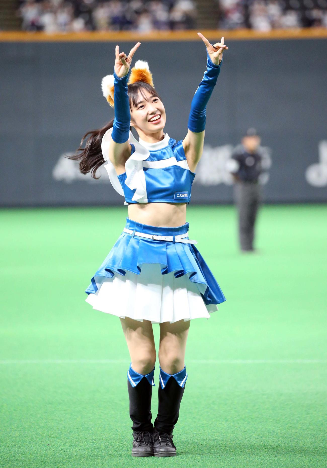 きつねポーズのファイターズガール