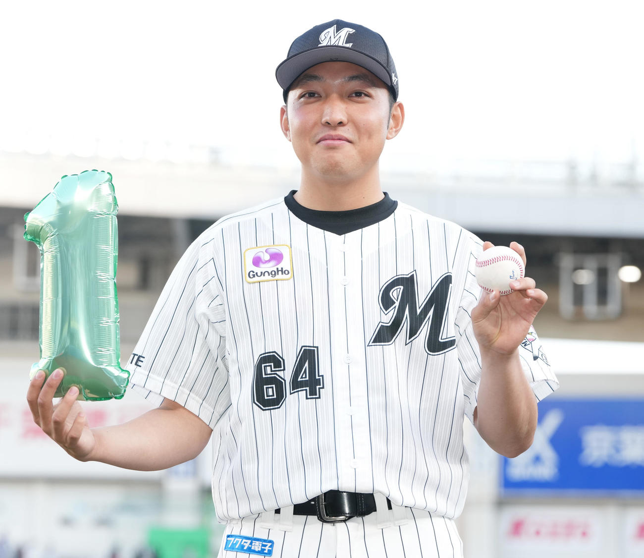 12日、DeNA戦でプロ初勝利を挙げたロッテ佐藤奨真