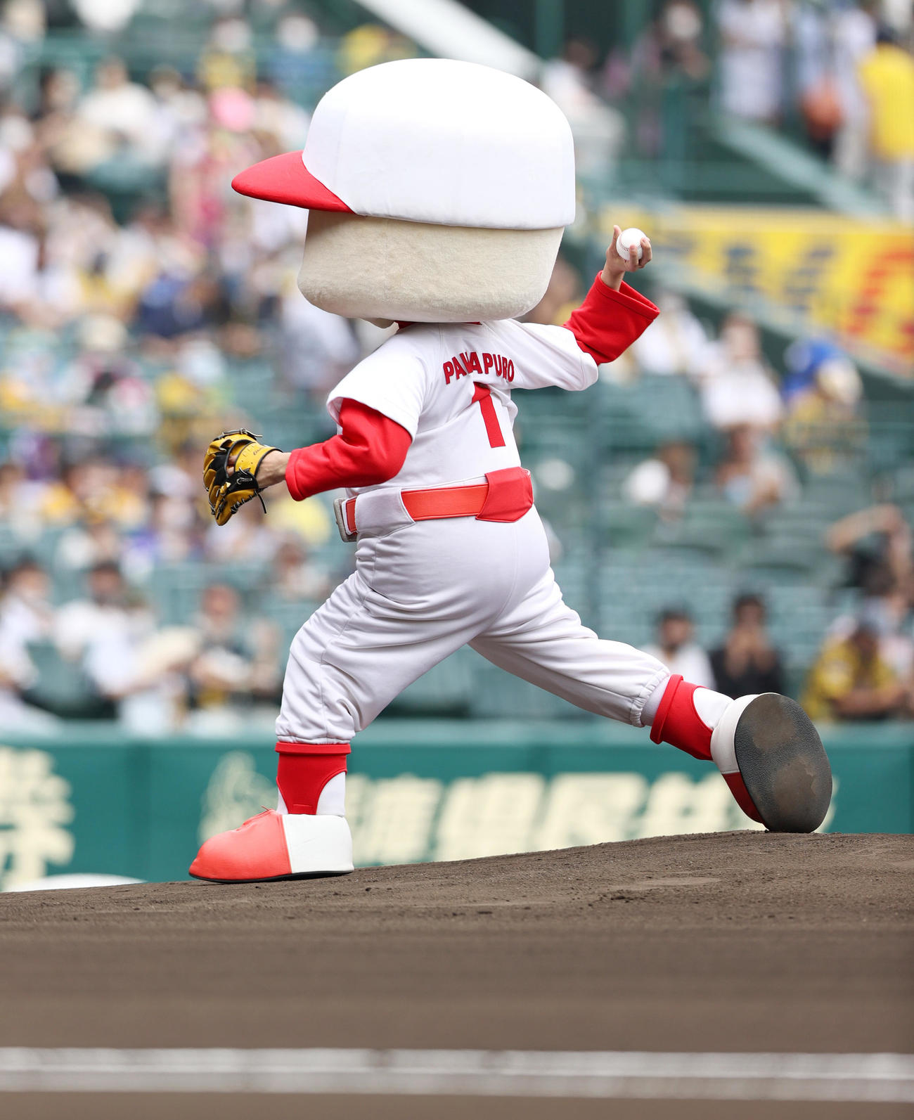 阪神対DeNA　ファーストピッチで投球するパワプロくん（撮影・上山淳一）