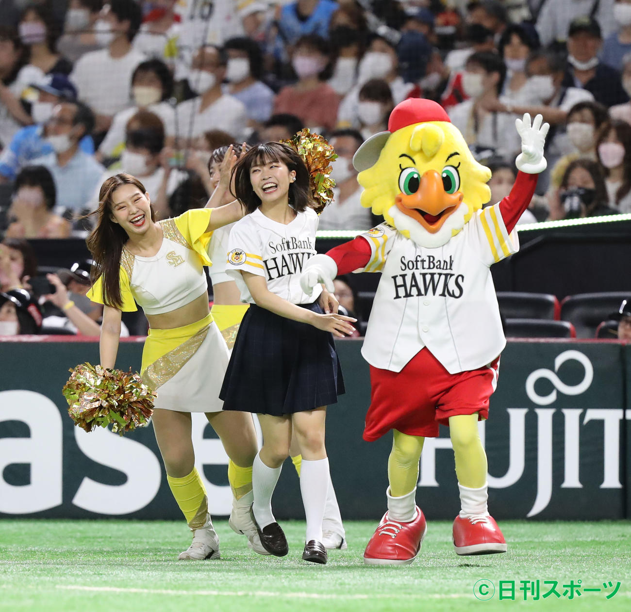 ソフトバンク対楽天　3回表終了後にハックらと競争し笑顔を見せる「ラブライブ！虹ヶ咲学園スクールアイドル同好会」に登場するミア・テイラー役の内田秀（撮影・屋方直哉）