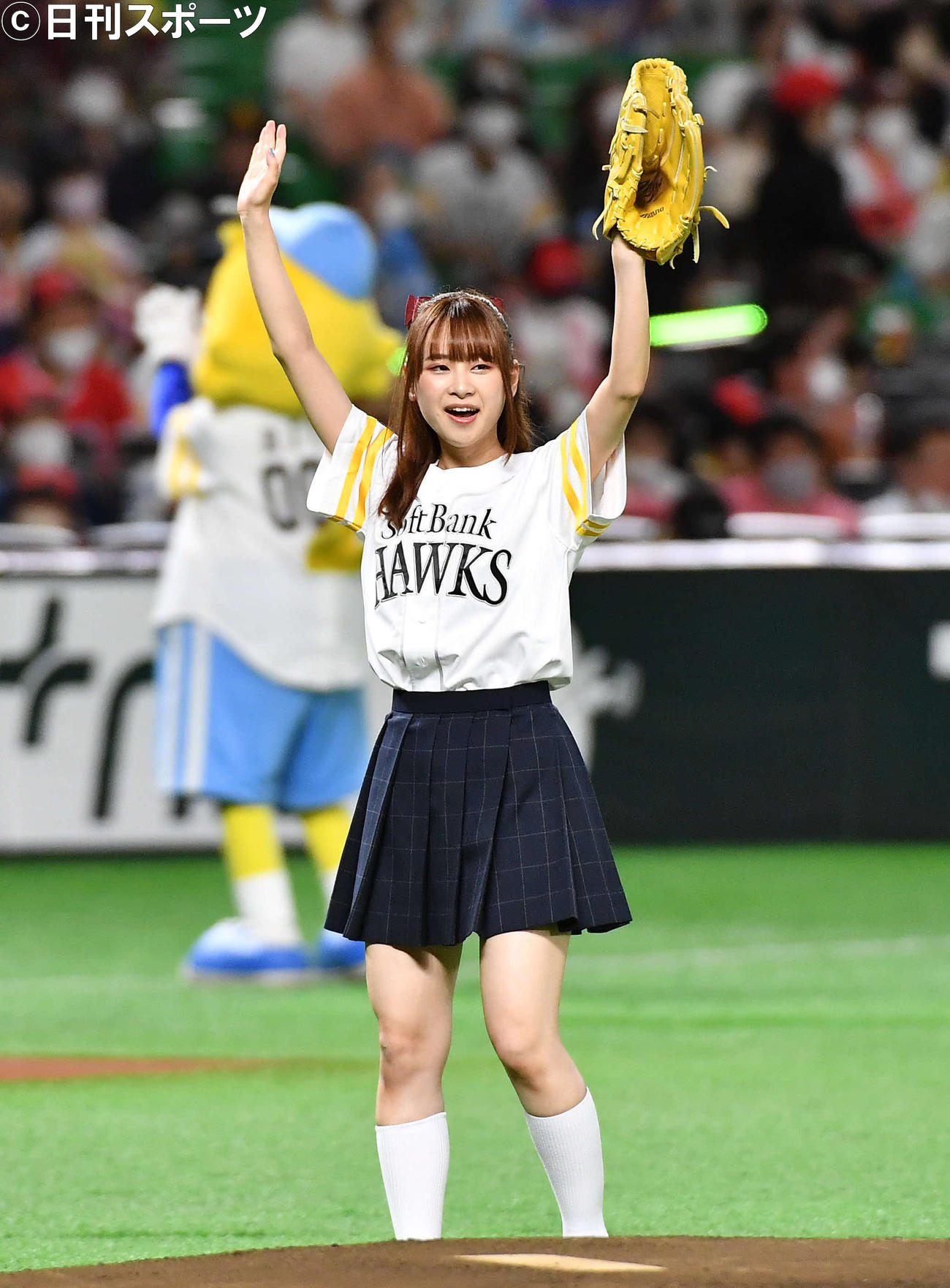 ソフトバンク対楽天　セレモニアルピッチを終え、笑顔で手を振る「ラブライブ！虹ヶ咲学園スクールアイドル同好会」の声優の前田佳織里（撮影・岩下翔太）