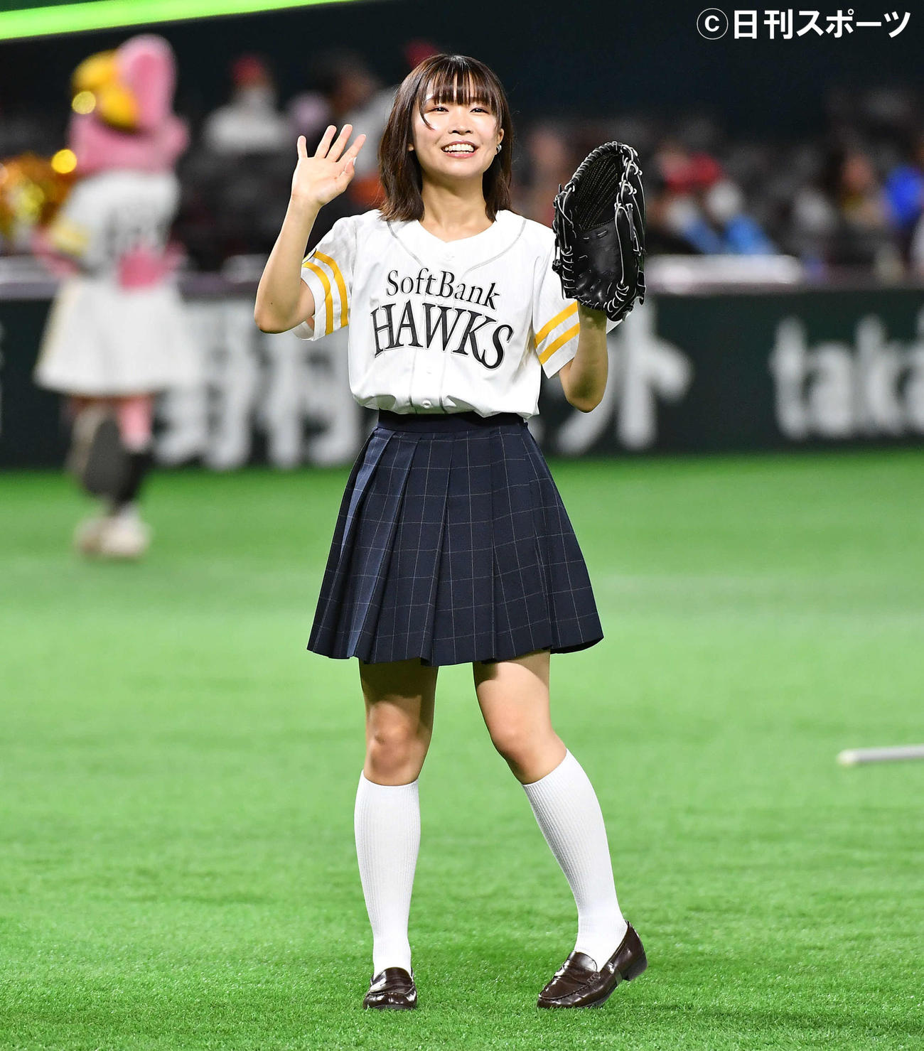 ソフトバンク対楽天　セレモニアルピッチを終え、笑顔で手を振る「ラブライブ！虹ヶ咲学園スクールアイドル同好会」の声優の内田秀（撮影・岩下翔太）