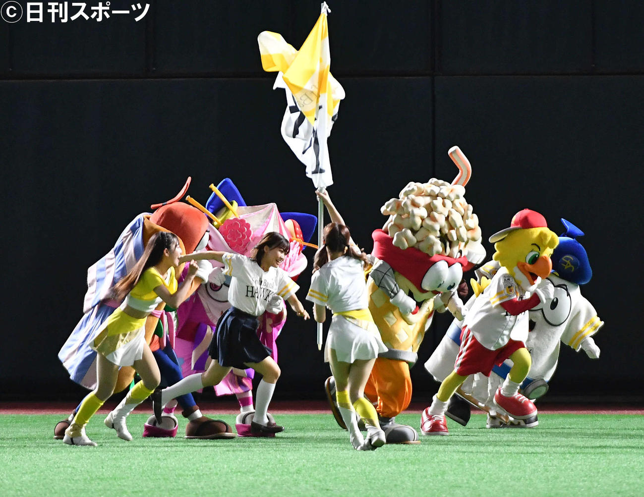 ソフトバンク対楽天　3回表楽天の攻撃終了後、ホットドッグレースに参加した「ラブライブ！虹ヶ咲学園スクールアイドル同好会」の声優の内田秀（撮影・岩下翔太）