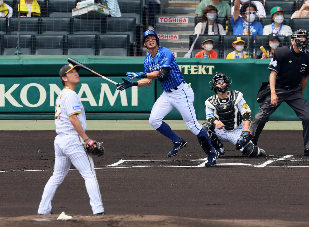 阪神対DeNA 1回表DeNA1死、大田は左越えソロ本塁打を放つ。投手は伊藤将（撮影・加藤哉）