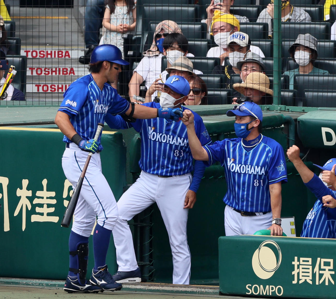 阪神対DeNA 1回表DeNA1死、左越えソロ本塁打を放った大田（左）を出迎える三浦監督（撮影・加藤哉）